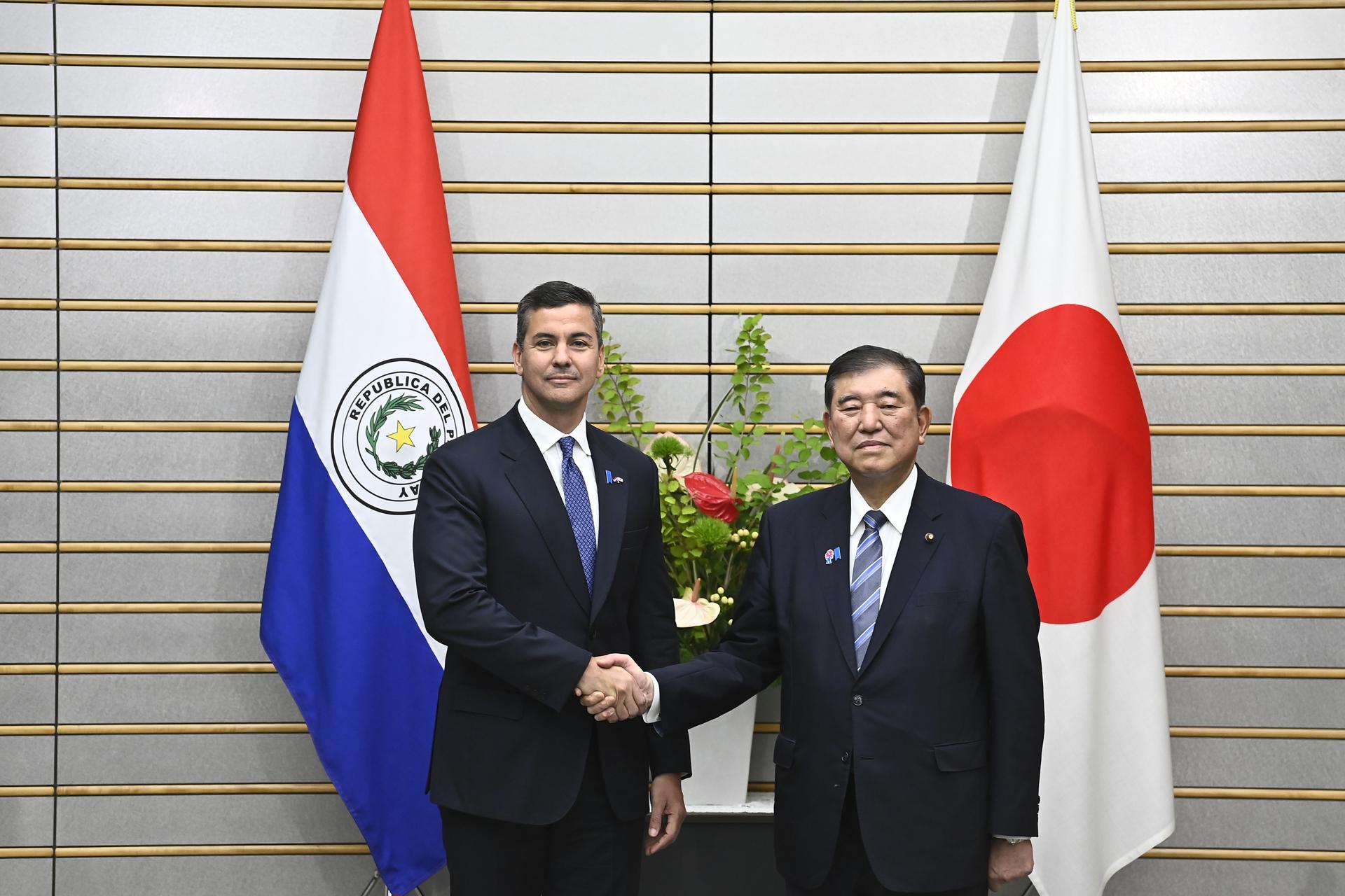 El primer ministro de Japón, Shigeru Ishiba, (I) y el presidente de Paraguay, Santiago Peña, este miércoles en Tokio.EFE/EPA/DAVID MAREUIL / POOL