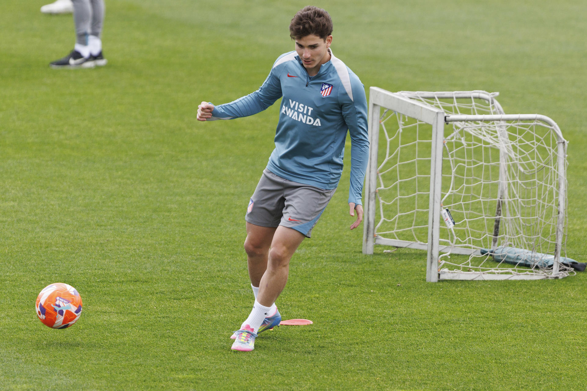 Julián Álvarez, durante el entrenamiento de este miércoles. EFE/Sergio Pérez