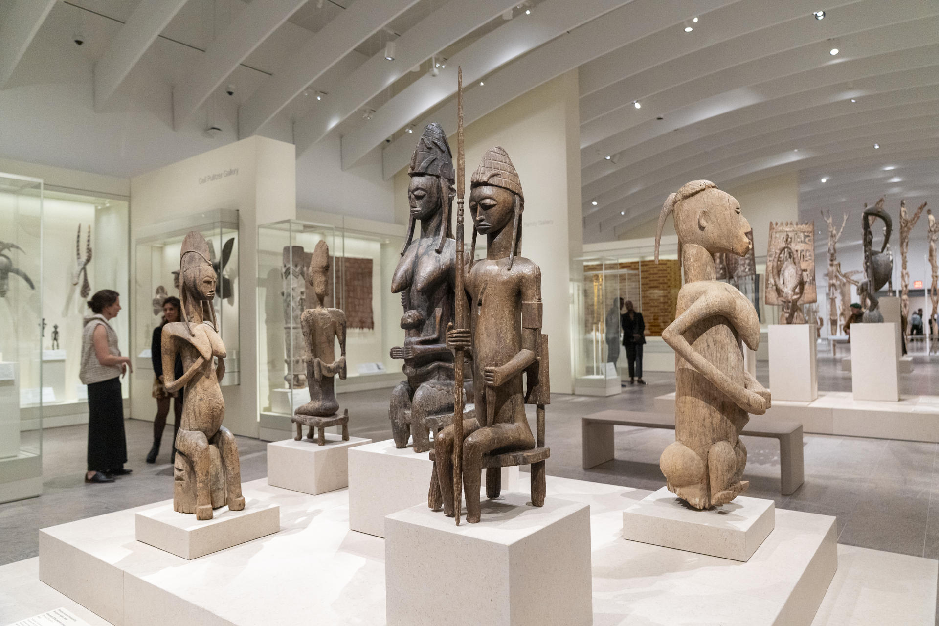 Fotografía de objetos expuestos en la sala Michael Rockefeller del Museo Metropolitano de Arte (Met) este miércoles, en Nueva York (Estados Unidos). EFE/ Ángel Colmenares
