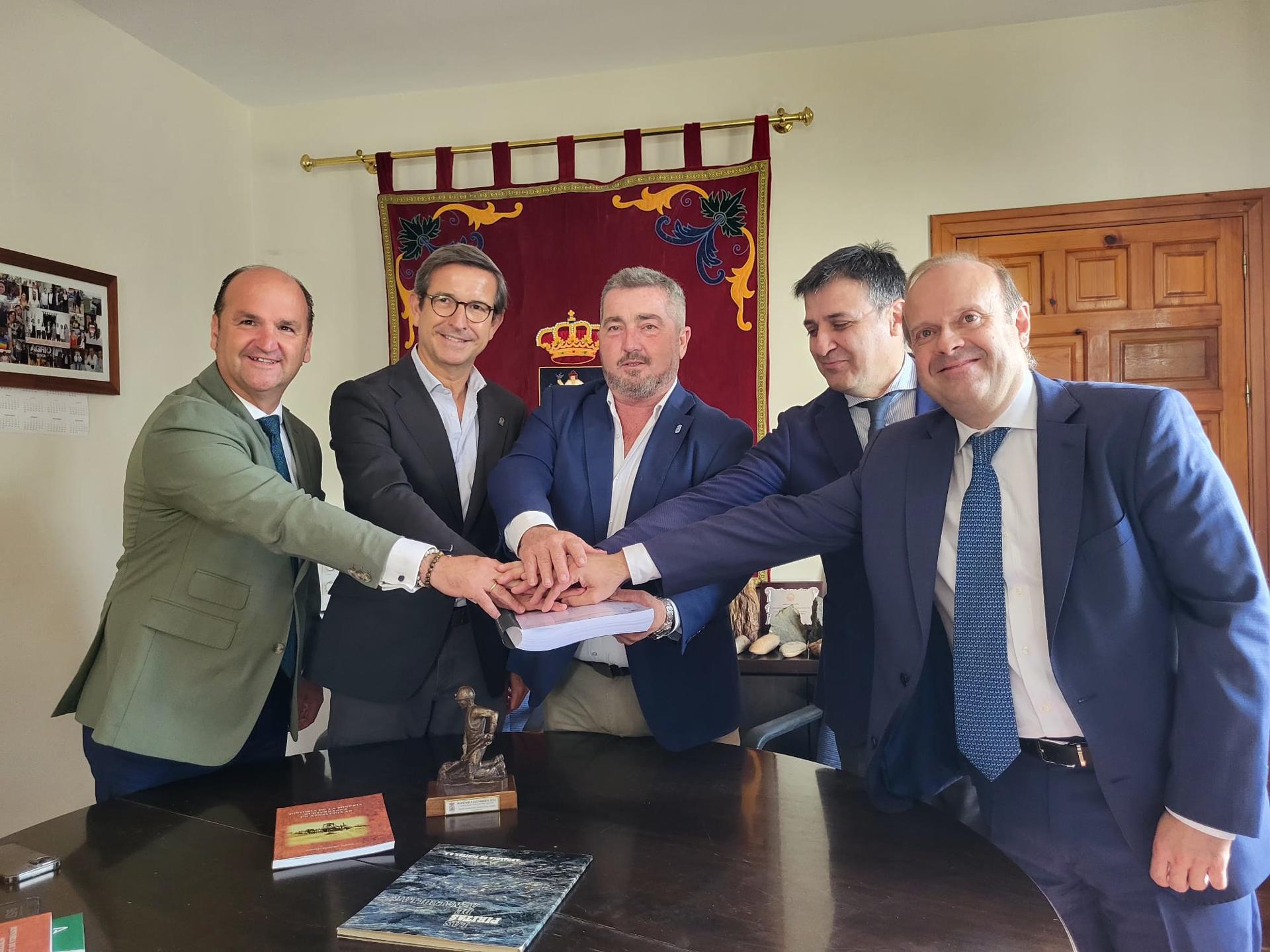 El consejero de Industria, Energía y Minas de la Junta de Andalucía, Jorge Paradela (2i); junto al alcalde de Aznalcóllar (Sevilla), Juan José Fernández (c); el delegado territorial de la Consejería en la provincia de Sevilla, Antonio Ramírez(i); el viceconsejero, Cristóbal Sánchez (2d), y el director general de Minas, Jesús Portillo(d); con quienes se ha reunido este viernes en al ayuntamiento de la localidad sevillana para entregar la autorización del proyecto de explotación y el plan de restauración de la mina de Aznalcóllar (Sevilla), con lo que se da vía libre a la apertura de la explotación por parte de Minera los Frailes.EFE/Junta de Andalucía//SOLO USO EDITORIAL/SOLO DISPONIBLE PARA ILUSTRAR LA NOTICIA QUE ACOMPAÑA (CRÉDITO OBLIGATORIO)//