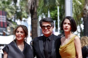 (D-I) Solmaz Panahi, el director Jafar Panahi y Tahereh Saeedi asisten al estreno de 'Un simple accident' durante el 78º Festival de Cine de Cannes, en Cannes, Francia, 20 de mayo de 2025. El festival de cine se celebra del 13 al 24 de mayo de 2025. (Cine, Francia) EFE/EPA/GUILLAUME HORCAJUELO