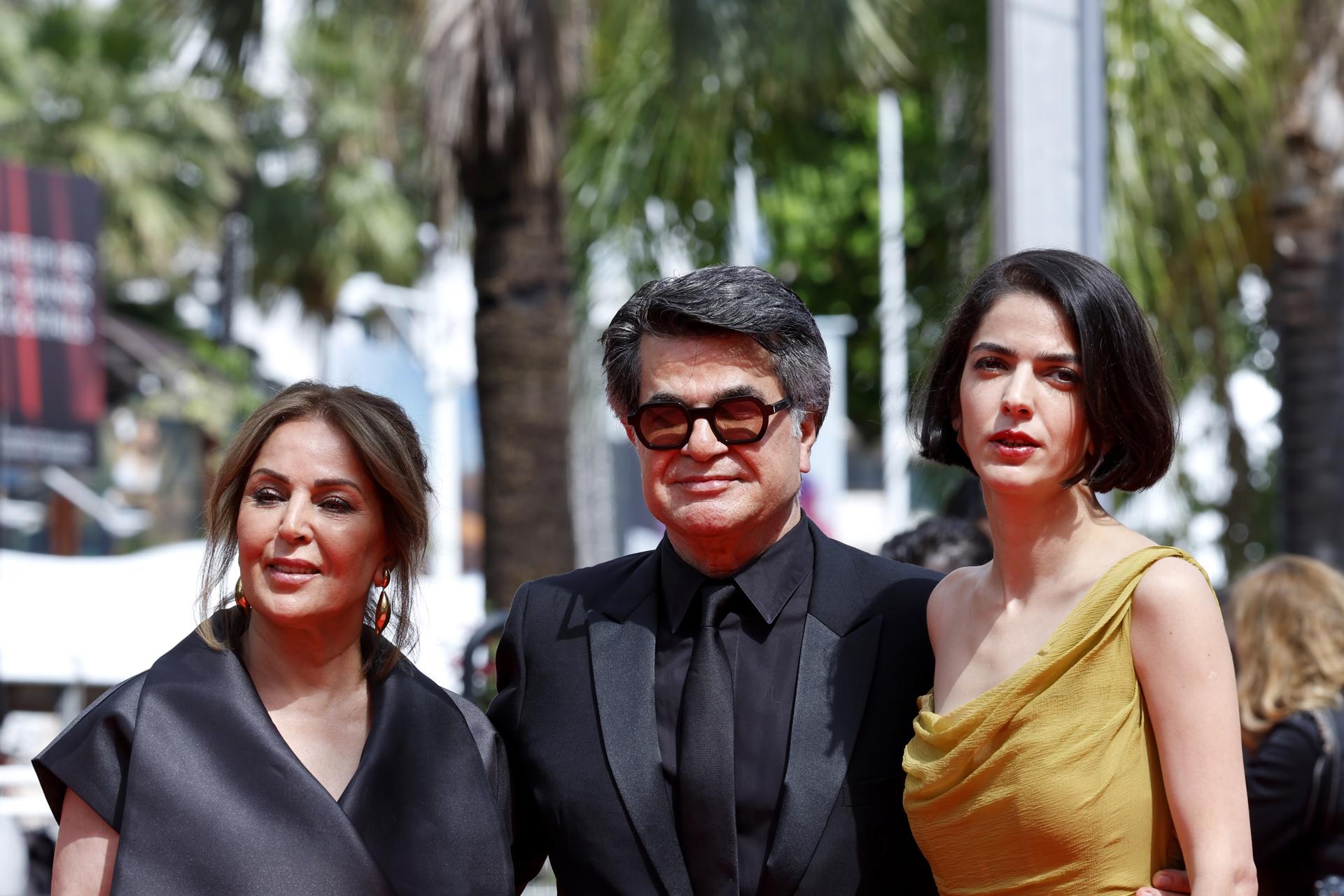 (D-I) Solmaz Panahi, el director Jafar Panahi y Tahereh Saeedi asisten al estreno de 'Un simple accident' durante el 78º Festival de Cine de Cannes, en Cannes, Francia, 20 de mayo de 2025. El festival de cine se celebra del 13 al 24 de mayo de 2025. (Cine, Francia) EFE/EPA/GUILLAUME HORCAJUELO