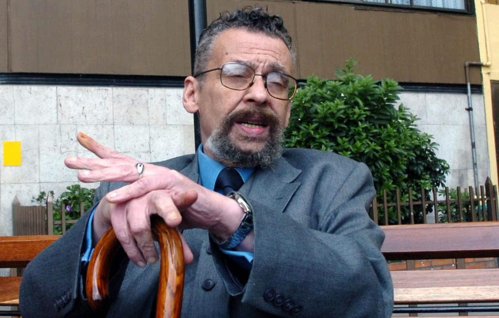Fotografía de archivo, tomada el 9 de marzo de 2007, del escritor colombiano Germán Espinosa, durante una entrevista con EFE, en Bogotá (Colombia). EFE/Rafa Salafranca