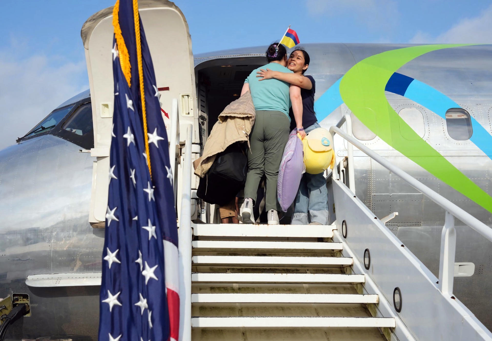 Fotografía publicada por la secretaria de Seguridad Interna, Kristi Noem, en su cuenta oficial de la red social X (@Sec_Noem) de una colombiana embarcando en el primer vuelo de autodeportados de Trump. EFE/@Sec_Noem

