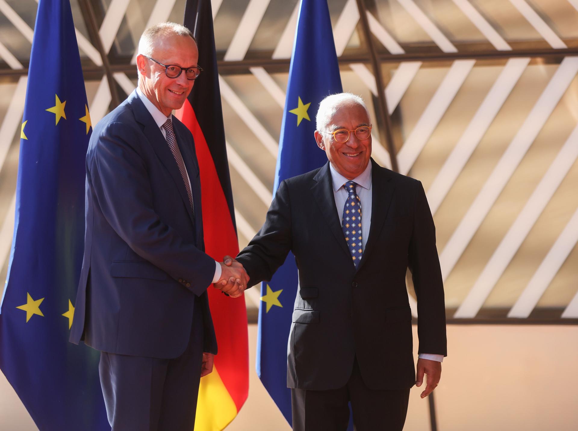 El presidente del Consejo Europeo, Antonio Costa (D), da la bienvenida al canciller alemán, Friedrich Merz (I), antes de una reunión en Bruselas, el 9 de mayo de 2025. FE/EPA/OLIVIER HOSLET