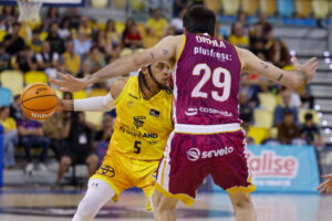 -El jugador del Dreamland Gran Canaria Caleb Homesley (i) y el jugador del Hiopos Lleida Pierre Oriola (d) durante el partido aplazado de la jornada 27 de la Liga Endesa que ambos equipos disputaron en el Gran Canaria Arena, en Las Palmas de Gran Canaria. EFE/ Elvira Urquijo A.