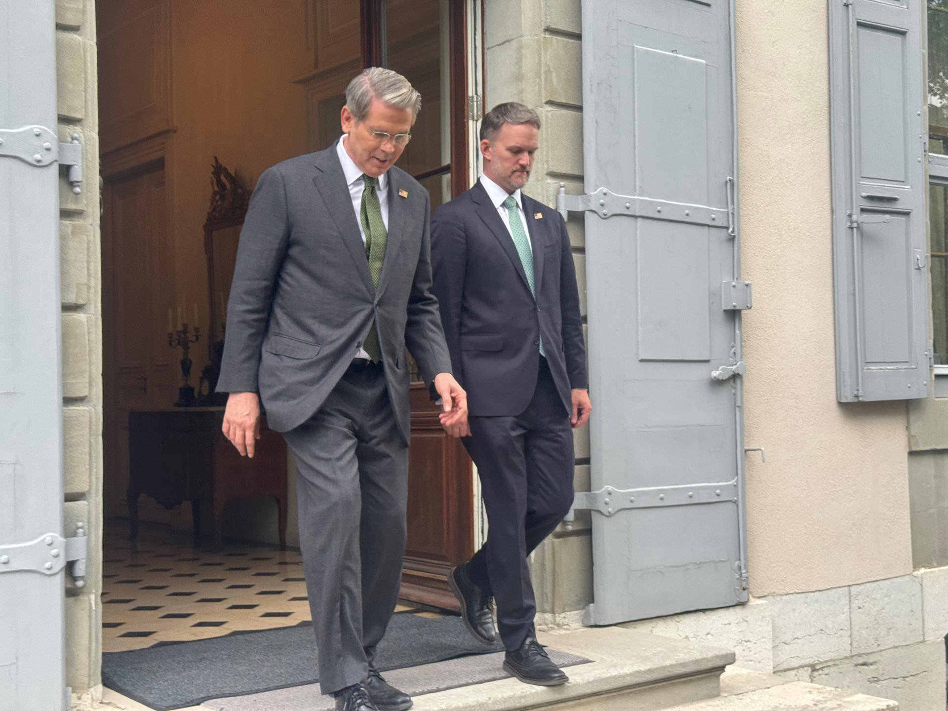 El secretario del Tesoro de Estados Unidos, Scott Bessent, y el representante de Comercio, Jamieson Greer, saliendo de la residencia en Ginebra donde se han reunido con la delegación china. Estados Unidos y China han conseguido un "progreso sustancial" en sus primeras negociaciones desde que estalló la guerra comercial, dijo este domingo el secretario del Tesoro estadounidense, Scott Bessent, al término de dos días de reuniones entre altos funcionarios de ambos países en Ginebra.-EFE/ Isabel Sacó