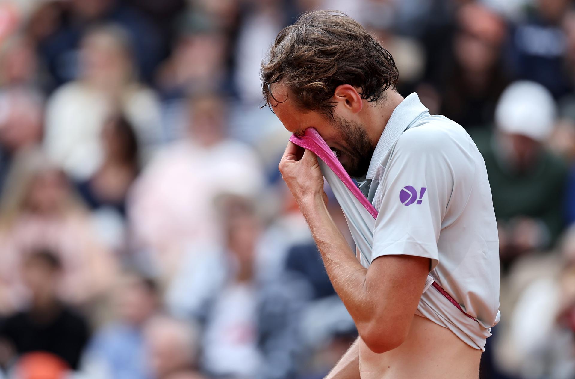 El ruso Daniil Medvedev lamenta su derrota en Roland Garros en Paris. EFE/EPA/CHRISTOPHE PETIT TESSON