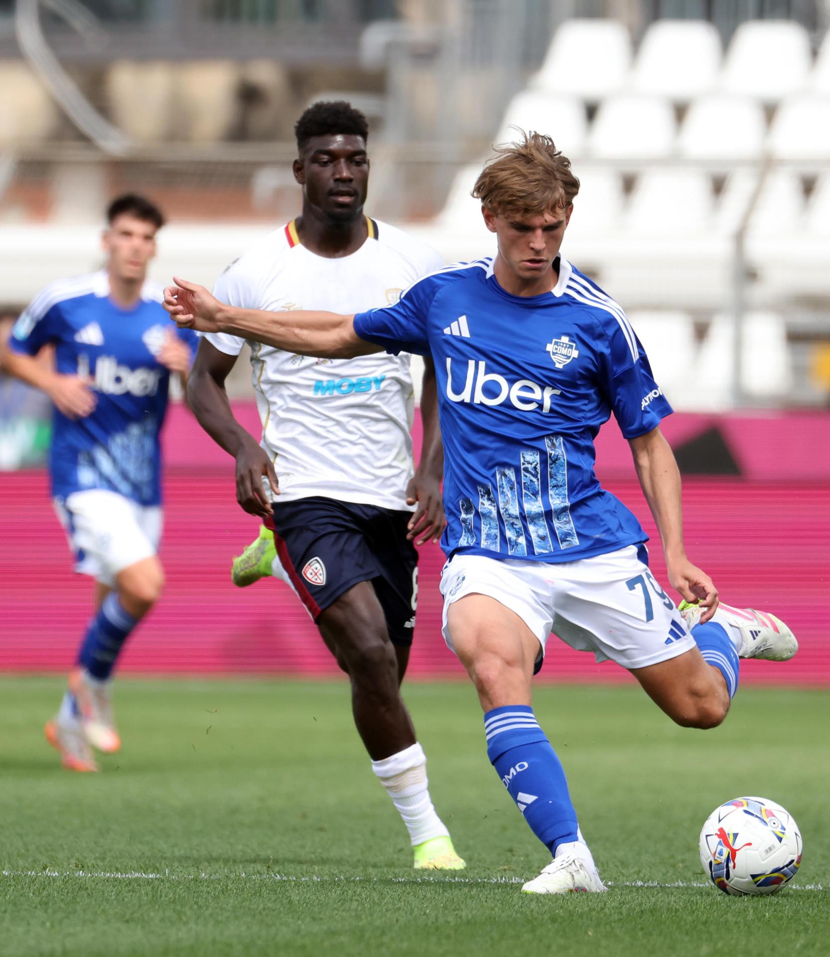 El jugador del Como Nico Paz (d) en acción durante el partido de la Serie A que han jugado Como y Cagliari en el Giuseppe Sinigaglia stadium en Como, Italia. EFE/EPA/MATTEO BAZZI