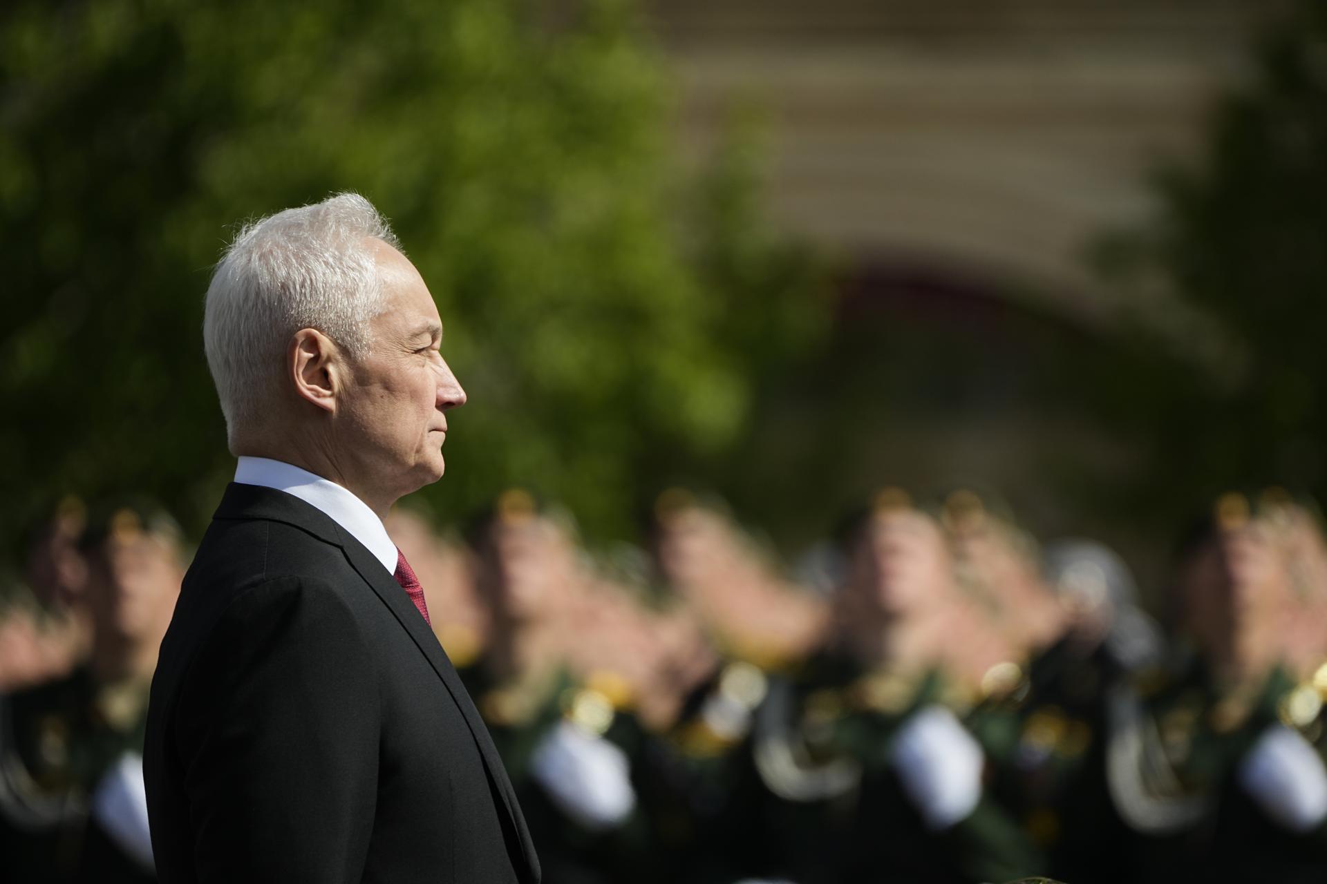 El ministro de Defensa ruso, Andrei Belousov, es transportado por la Plaza Roja en un coche Aurus durante el desfile militar del Día de la Victoria en Moscú, Rusia, el 09 de mayo de 2025. 
 EFE/EPA/PAVEL BEDNYAKOV / POOL