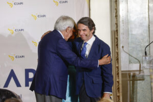 Los expresidentes del Gobierno, José María Aznar (d) y Felipe González (i) durante acto de entrega de las medallas de honor del Consejo Empresarial Alianza por Iberoamérica (CEAPI) celebrado este martes en el Casino de Madrid. EFE/ Rodrigo Jimenez