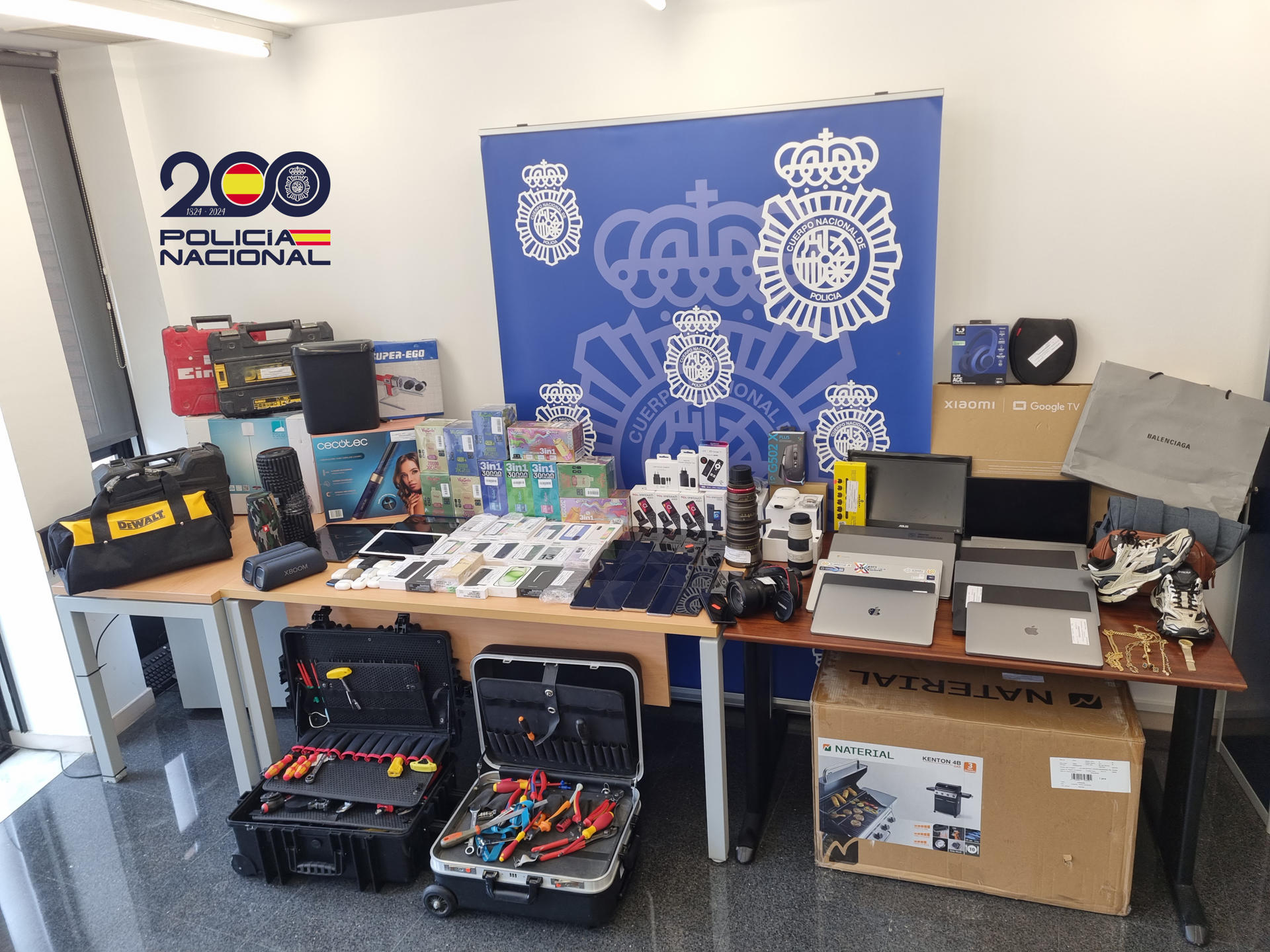 La Policía Nacional ha desarticulado una organización criminal asentada en Barcelona, Sant Adrià de Besòs y Motcada i Reixac dedicada a la receptación de artículos procedentes de robos que posteriormente eran enviados a Marruecos, en una operación en la que han detenido a cuatro personas. Según ha informado este martes la Policía Nacional, los cuatro integrantes de la banda arrestados adquirían diferentes productos procedentes de la comisión de delitos contra el patrimonio, los guardaban en trasteros o domicilios particulares y, posteriormente, los enviaban a Marruecos ocultos en camiones y autocares para ser vendidos en el mercado negro de este país. EFE/Policía Nacional ***SOLO USO EDITORIAL/SOLO DISPONIBLE PARA ILUSTRAR LA NOTICIA QUE ACOMPAÑA (CRÉDITO OBLIGATORIO)***