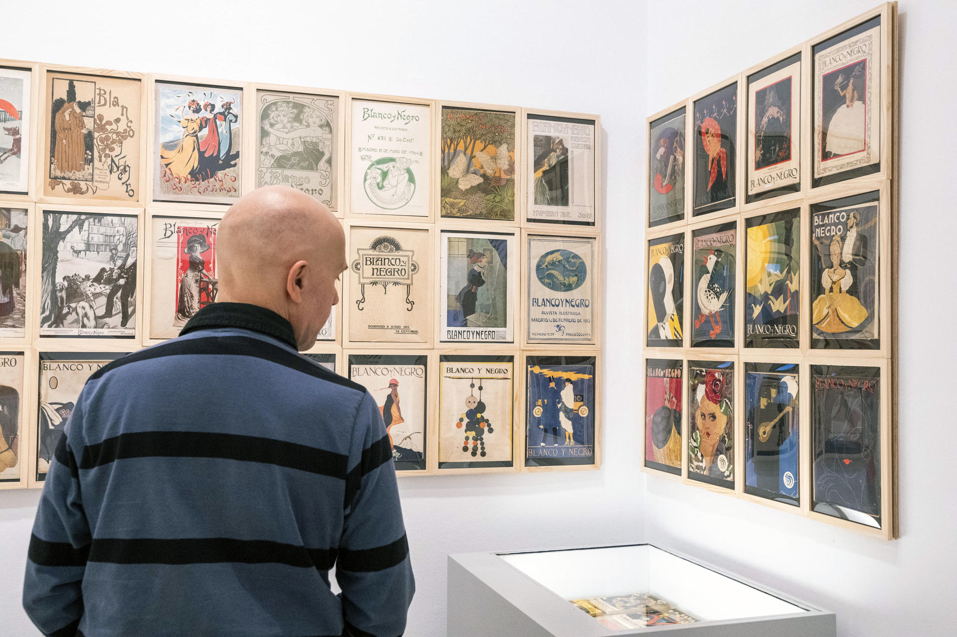 Una persona observa parte de la muestra Impresiones y Paisajes Gráficos. Publicaciones de 1898 a 1936, una exposición en torno a García Lorca dedicada a la ilustración gráfica sobre su obra y su figura, una propuesta que permite además repasar la estética editorial y su evolución, y que se ha inaugurado este jueves en la Huerta de San Vicente, la que fue casa de Federico García Lorca en Granada capital. EFE/Miguel Ángel Molina
