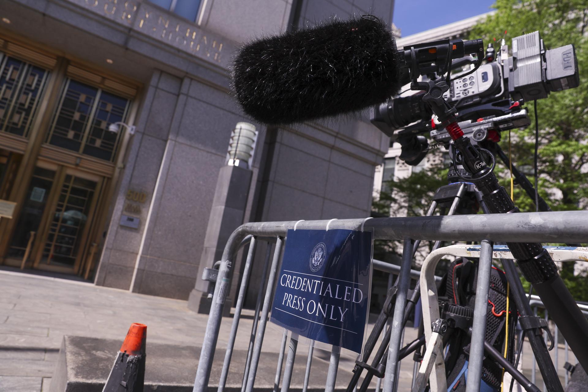 Se instala un equipo de medios de comunicación frente a un tribunal federal mientras continúa en Nueva York, el juicio de Sean 'Diddy' Combs, el 12 de mayo de 2025.EFE/SARAH YENESEL