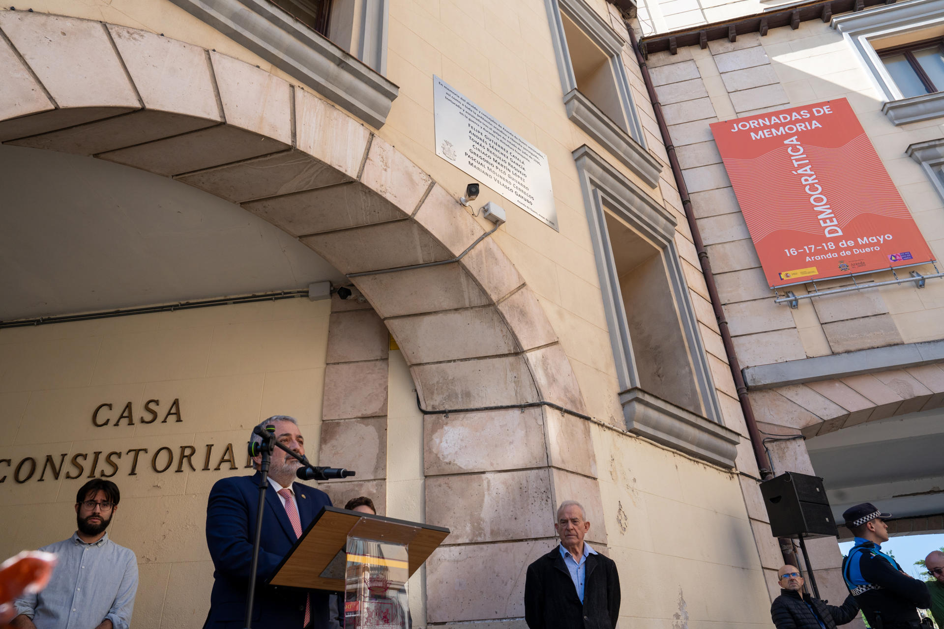 El subdelegado del Gobierno en Burgos Pedro de la Fuente interviene este viernes, durante homenaje que el Ayuntamiento de Aranda de Duero (Burgos) rinde a los miembros de la Comisión Gestora Municipal asesinados durante los primeros días del golpe de estado de 1936, a los que se les ha dedicado una placa en la Casa Consistorial. EFE/ Paco Santamaría