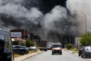 La Junta de Andalucía ha activado la fase de emergencia, situación operativa 1, del Plan Territorial de Emergencias de Protección Civil en Andalucía ante la posible evolución del humo generado en el incendio de una nave industrial en Alcalá de Guadaíra (Sevilla). EFE/José Manuel Vidal