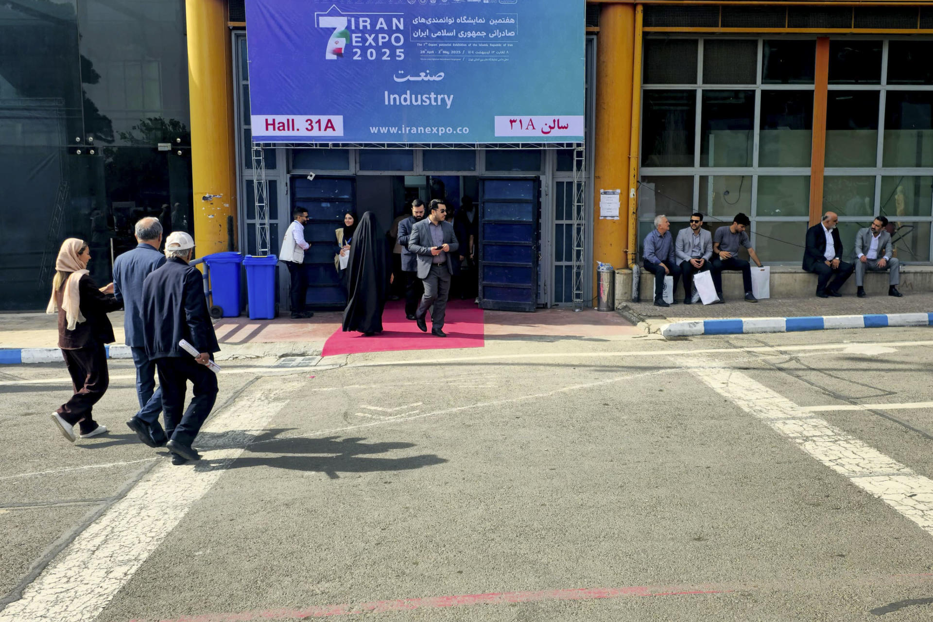Entrada de una de las salas de la Exposición de Capacidades de Exportación de Irán en Teherán. Los empresarios iraníes tienen los ojos puestos en las negociaciones nucleares entre Irán y Estados Unidos con la esperanza de que resulten en el levantamiento de las sanciones para poder impulsar el comercio y sacar al país persa del aislamiento económico internacional. EFE/ Aydin Shayegan