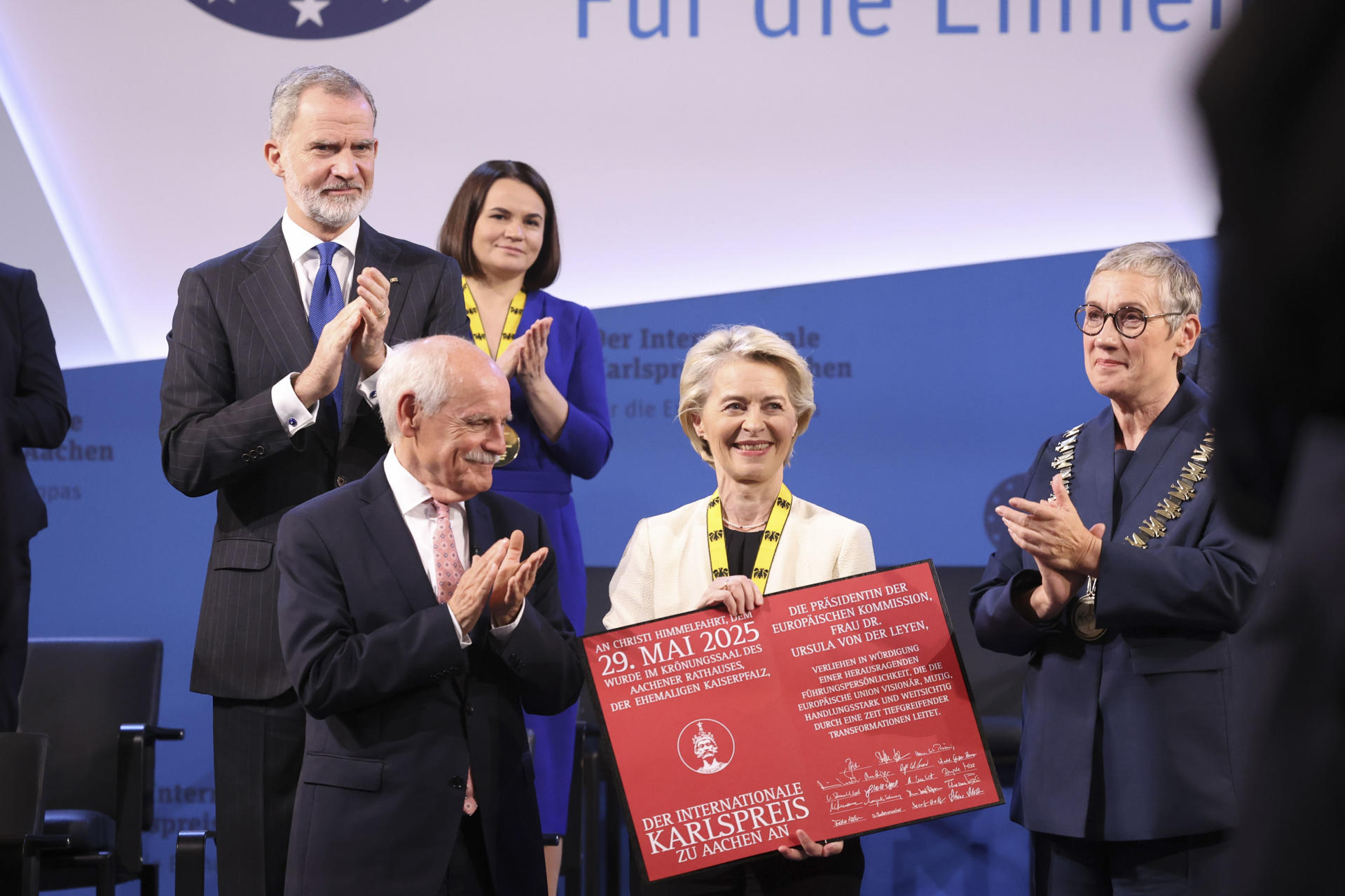 BERLÍN, 29/05/2025.- El rey Felipe VI (i), asiste a la ceremonia en la que la presidenta de la Comisión Europea (CE), Ursula von der Leyen (2d), recibió el Premio Carlomagno, por su liderazgo en tiempos turbulentos, este jueves en Berlín (Alemania). EFE/ Jose Jiménez/Casa de S.M. El Rey / ***SOLO USO EDITORIAL/SOLO DISPONIBLE PARA ILUSTRAR LA NOTICIA QUE ACOMPAÑA (CRÉDITO OBLIGATORIO)***