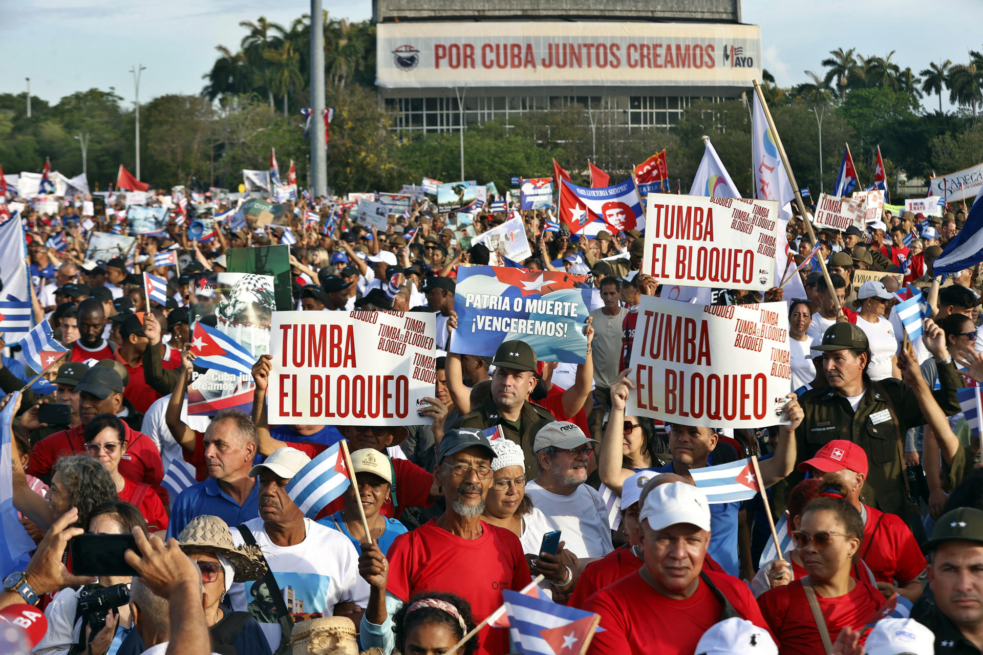 Personas participan en el desfile del Primero de Mayo este jueves, en la Habana (Cuba). EFE/ Ernesto Mastrascusa