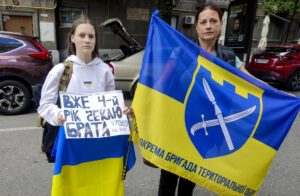 Svitlana y su hija Olena durante una manifestación en Kiev para pedir el retorno de los prieioneros de guerra ucranianos, este 20 de mayo. EFE/ Marcel Gascón