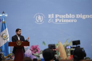 Fotografía cedida por la Presidencia de Guatemala del secretario de Comunicación Social de la Presidencia, Santiago Palomo, hablando durante una rueda de prensa este jueves, en Ciudad de Guatemala (Guatemala). EFE/ Presidencia de Guatemala