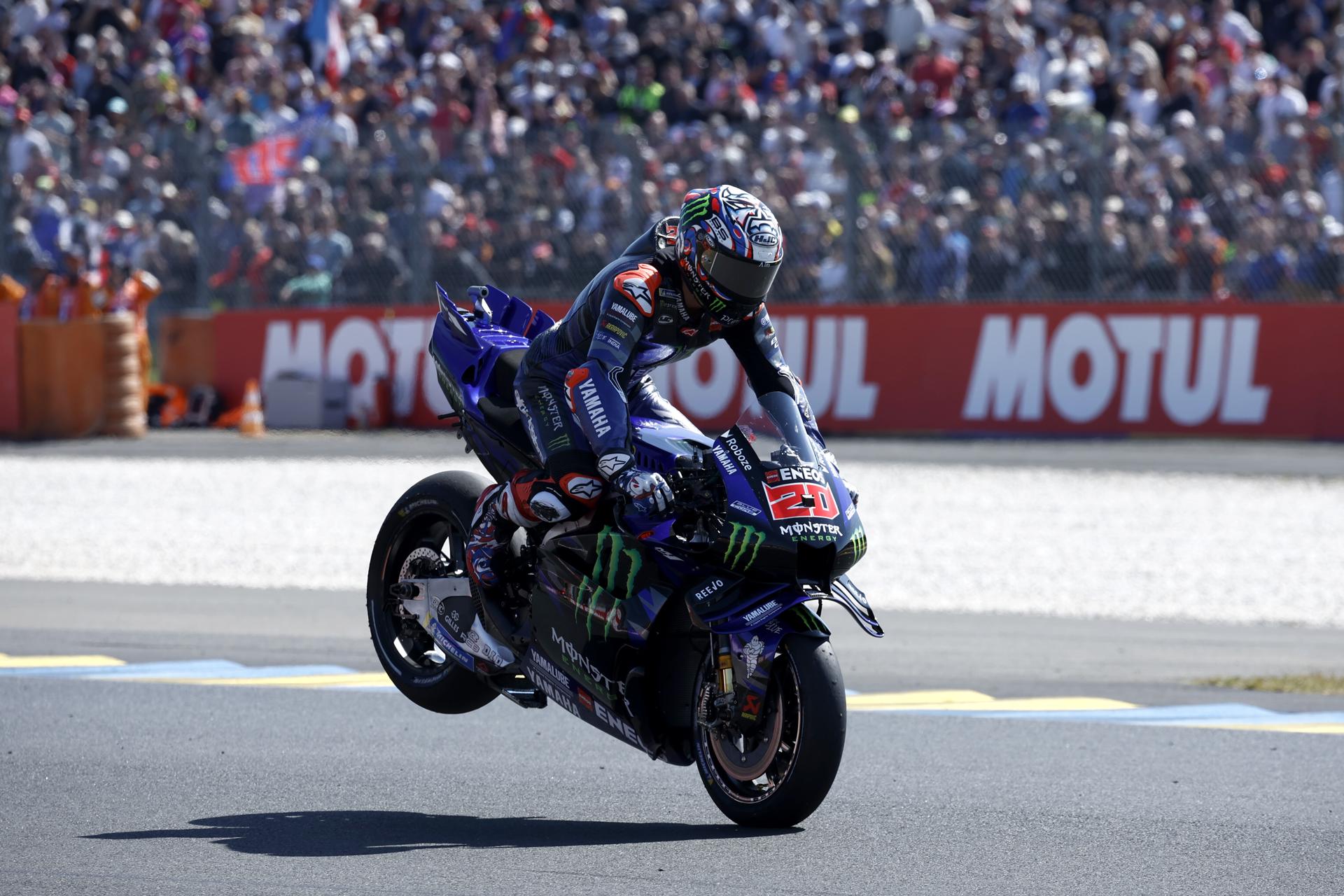 El piloto francés Fabio Quartararo del equipo Monster Energy Yamaha MotoGP celebra su primera posición con un caballito, tras la sesión de clasificación del Gran Premio de Francia de MotoGP en Le Mans. EFE/EPA/YOAN VALAT