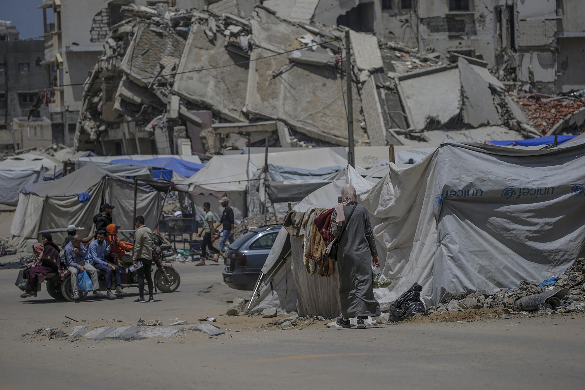 Palestinos desplazados internos que huyeron del este de la ciudad de Gaza y del norte de la Franja se trasladan por las calles de la ciudad de Gaza, en una imagen del 11 de mayo de 2025. EFE/EPA/MOHAMMED SABER