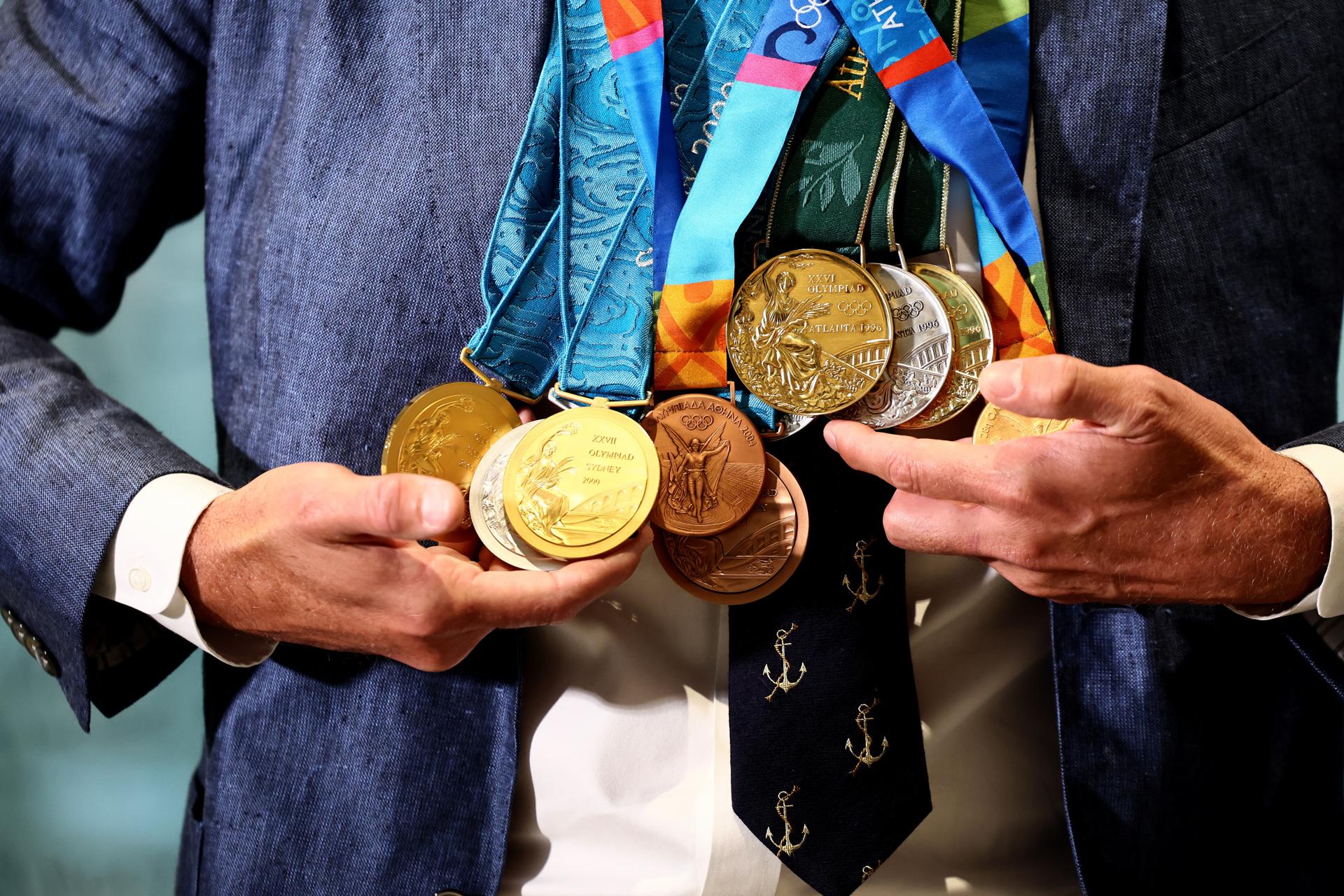 El nadador estadounidense Gary Hall Jr. luciendo las réplicas de las medallas olímpicas que el presidente del COI, Thomas Bach, le entregó después de que perdiera las originales durante los incendios forestales en Los Ángeles que destruyeron su casa a principios de este año, durante una ceremonia en la Casa Olímpica de Lausana, Suiza, 05 de mayo de 2025. (Suiza) EFE/EPA/Denis Balibouse / POOL POOL, USO EDITORIAL SOLAMENTE