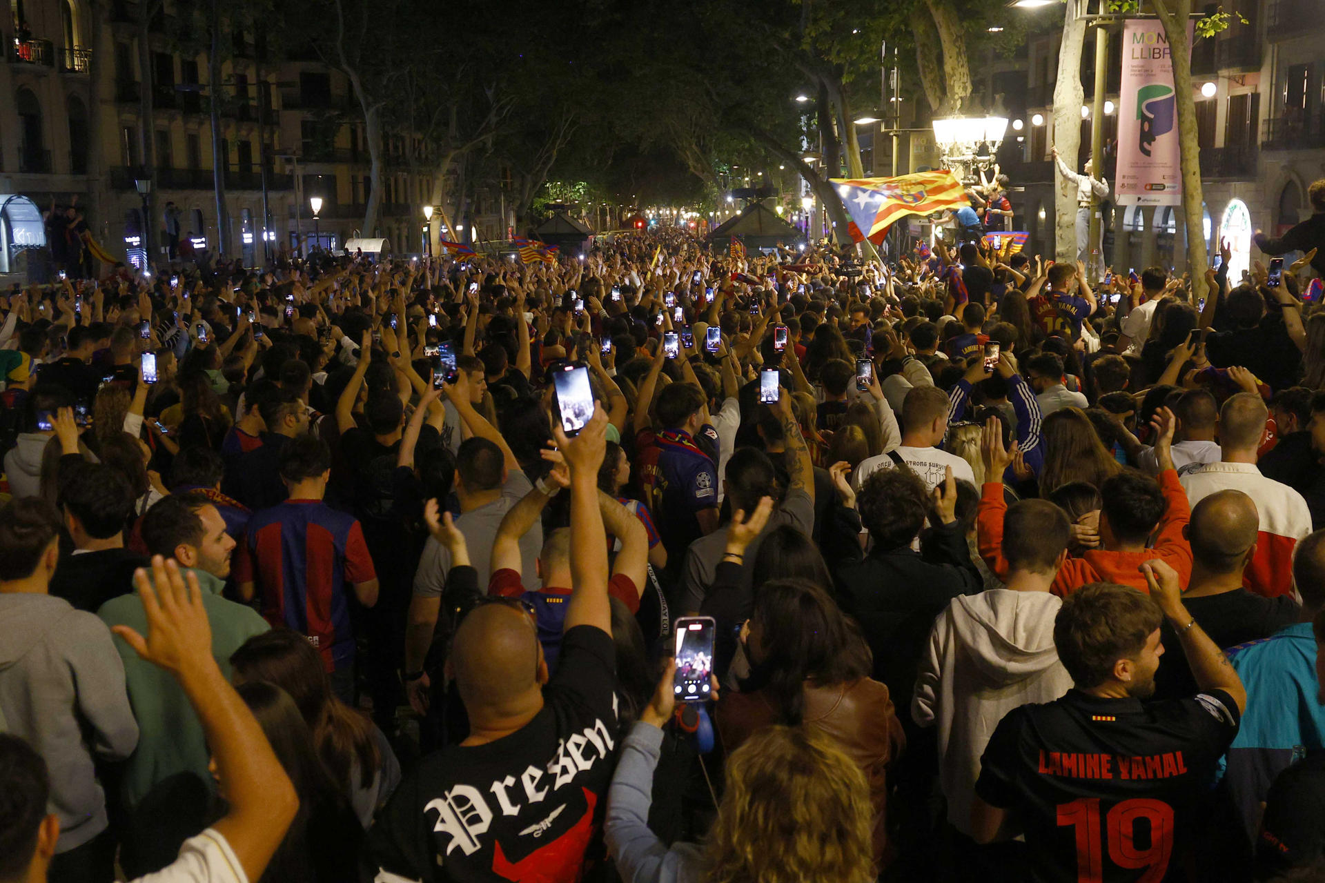 Aficionados del FC Barcelona celebran en la fuente de Canaletas el título de Liga conseguido por el equipo blaugrana tras derrotar al RCD Espanyol en el encuentro que disputaron en el RCDE Stadium, en Cornellá de Llobregat, Barcelona. EFE/Quique García.