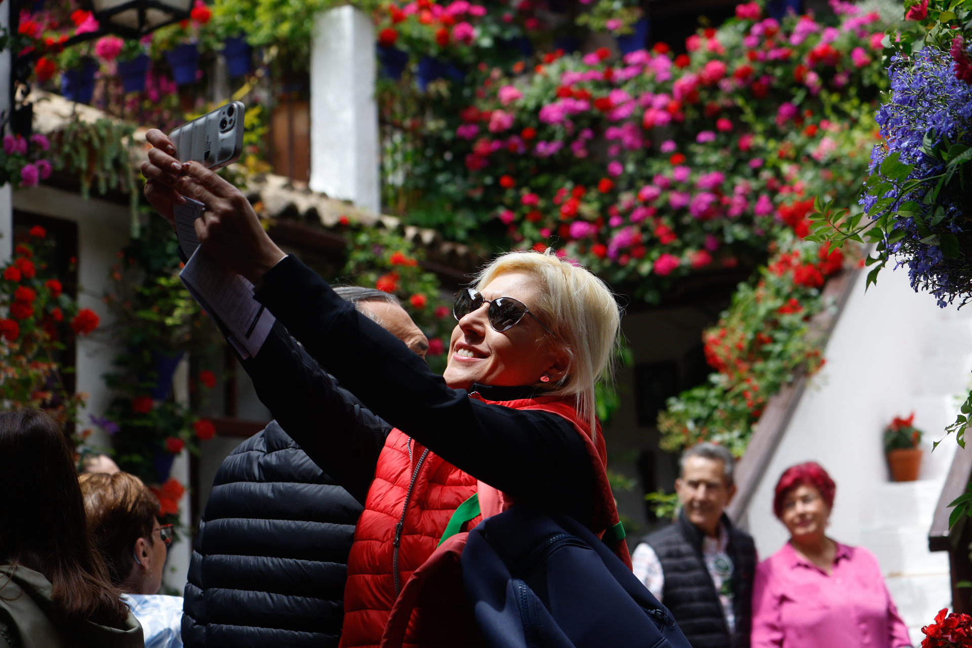 Visitantes en una nueva edición de la Fiesta de los Patios de Córdoba. EFE/ Salas