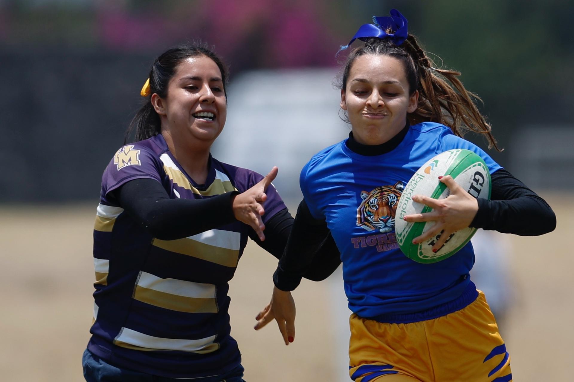 Fotografía de jugadoras de Tigresas y de la Universidad Nacional Autónoma de México participando en el Torneo Interuniversitario de Iberdrola México-DestElla en Ciudad de México (México). EFE/ Sáshenka Gutiérrez