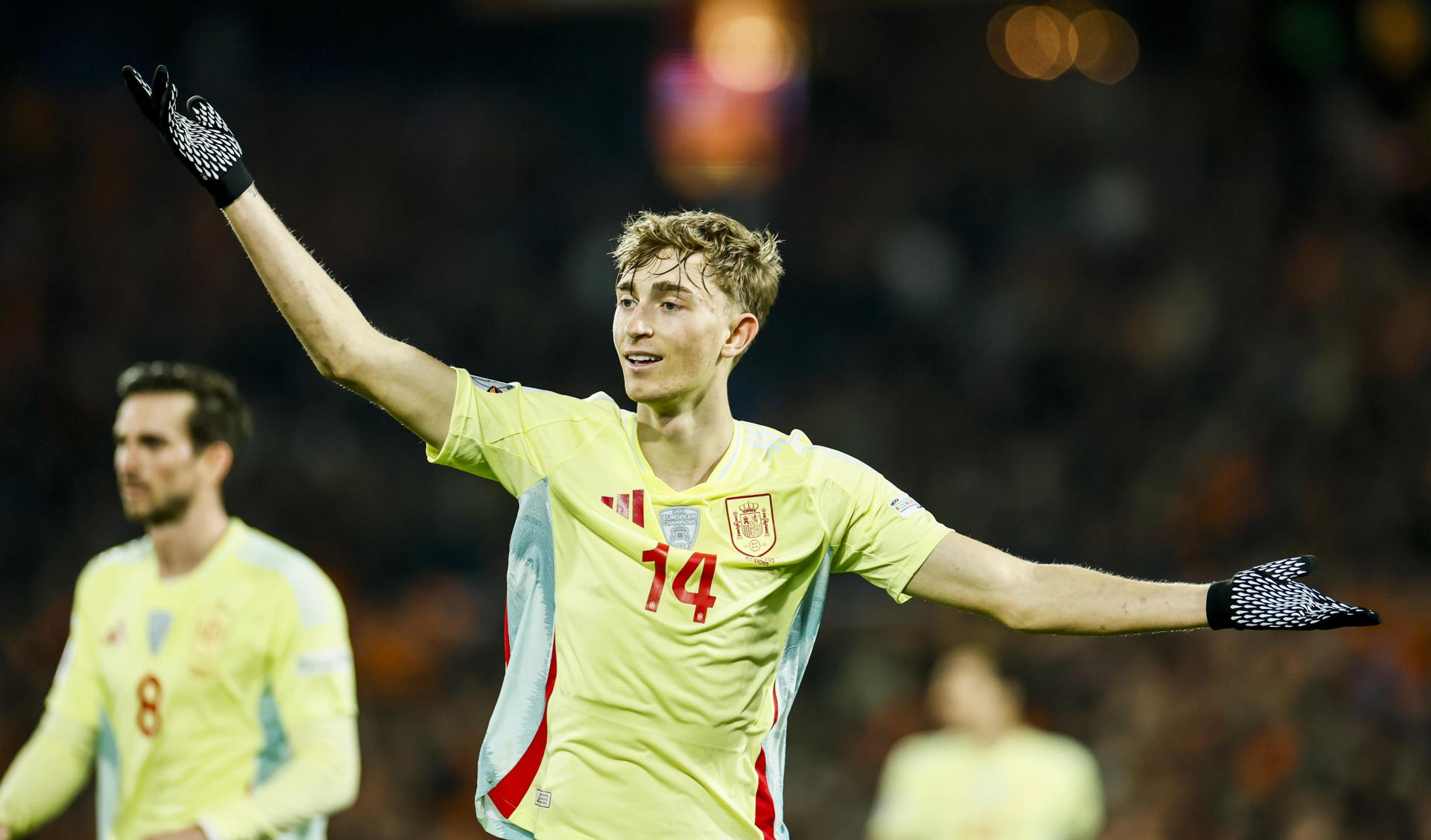 El jugador español Dean Huijsen en una imagen de archivo con la selección. EFE/EPA/KOEN VAN WEEL