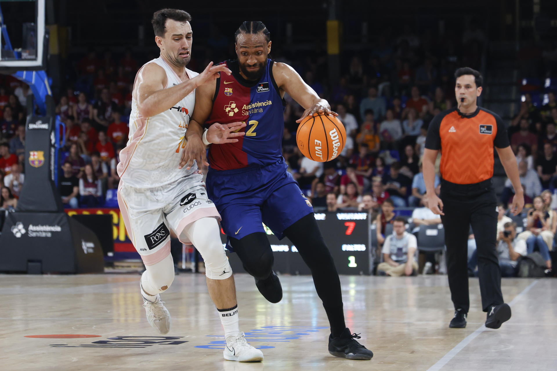 El ala-pìvot norteamericano del FC Barcelona Jabari Ali Parker lucha con el alero del Hiopos Lleida Mikel Sanz (i), durante el partido de la jornada 31 de la Liga Endesa disputado en el Palau Blaugrana entre el Fc Barcelona y el Hiopos Lleida. EFE/Quique García