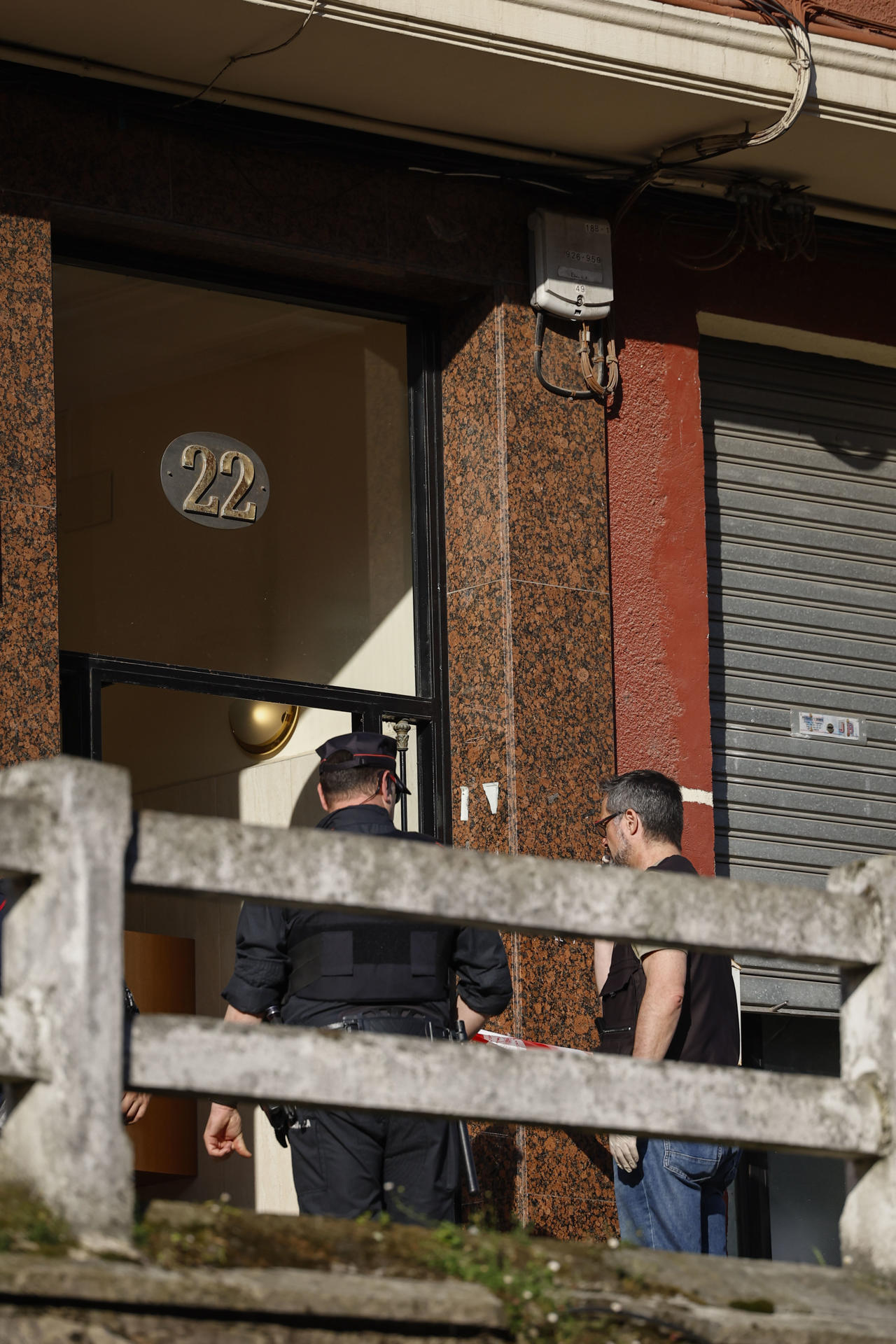 Un hombre y su hija de 13 años han resultado muertos y la madre de la menor herida en un episodio de violencia de género que se ha producido sobre las cinco horas de esta madrugada en su domicilio familiar de Bilbao. Los dos fallecidos presentaban signos de violencia supuestamente por arma blanca, y la madre de la menor y pareja del hombre ha sido trasladada a un centro sanitario para ser atendida de sus heridas. La Ertzaintza se ha hecho cargo de la investigación y se encuentra en el lugar de los hechos practicando diferentes diligencias. EFE/ Miguel Tona