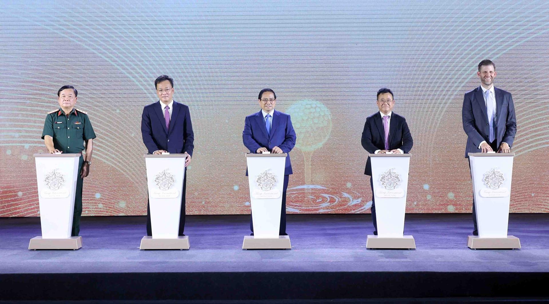 Hung Yen (Vietnam), 21/05/2025.- A handout photo made available by Vietnam News Agency shows Vietnamese Prime Minister Pham Minh Chinh (C), Eric Trump (R) and delegates attending a groundbreaking ceremony in Hung Yen, northern Vietnam, 21 May 2025. The Vietnamese Prime Minister and Eric Trump, Executive Vice President of the Trump Organization, son of US President Donald Trump, held the groundbreaking ceremony for a 1.5 billion US dollar golf complex in Hung Yen province. EFE/EPA/VIETNAM NEWS AGENCY HANDOUT VIETNAM OUTHANDOUT EDITORIAL USE ONLY/NO SALES