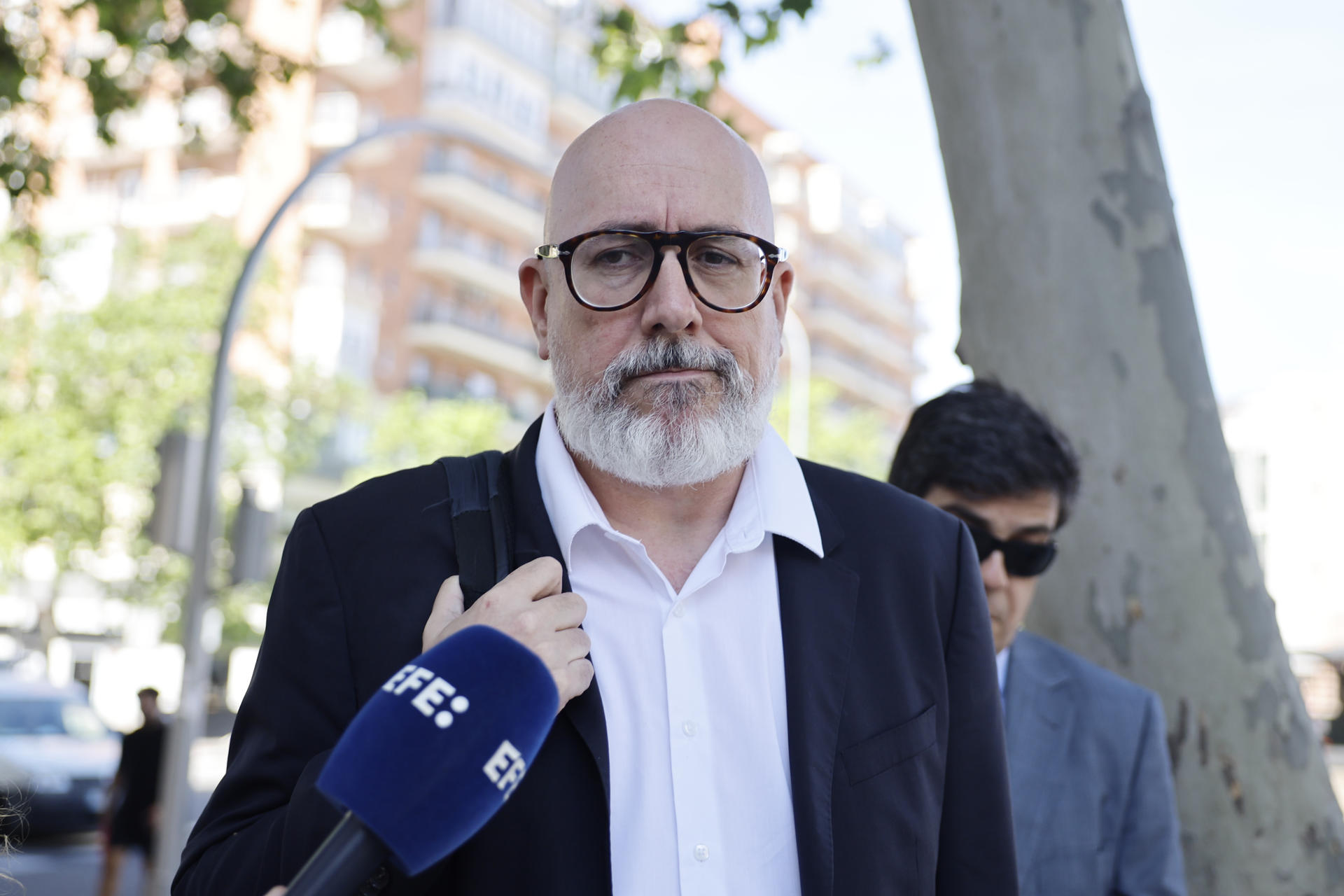 El geriatra Francisco Javier Martínez Peromingo a su llegada a los juzgados en Madrid, este lunes. El Juzgado de Instrucción número 3 de Madrid ha citado como investigados a Carlos Mur y Francisco Javier Martínez Peromingo, dos exaltos cargos del Gobierno de Isabel Díaz Ayuso, considerados los autores de los protocolos que bloquearon el traslado al hospital de ancianos desde residencias al inicio de la pandemia. EFE/Sergio Pérez