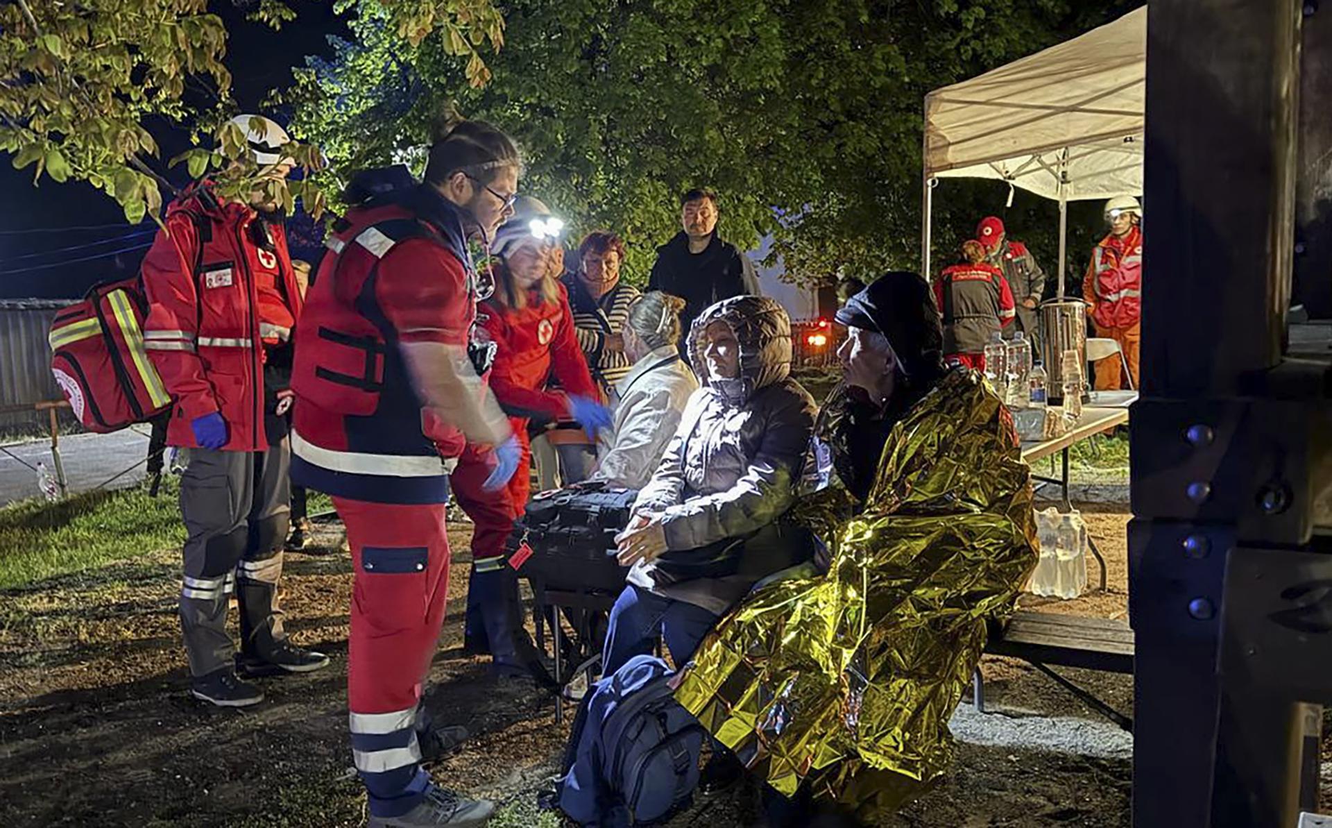 Médicos ucranianos asisten a varias personas tras un ataque ruso con drones en una zona residencial de Odesa, en el suroeste de Ucrania, el 1 de mayo de 2025. EFE/EPA/IGOR TKACHENKO