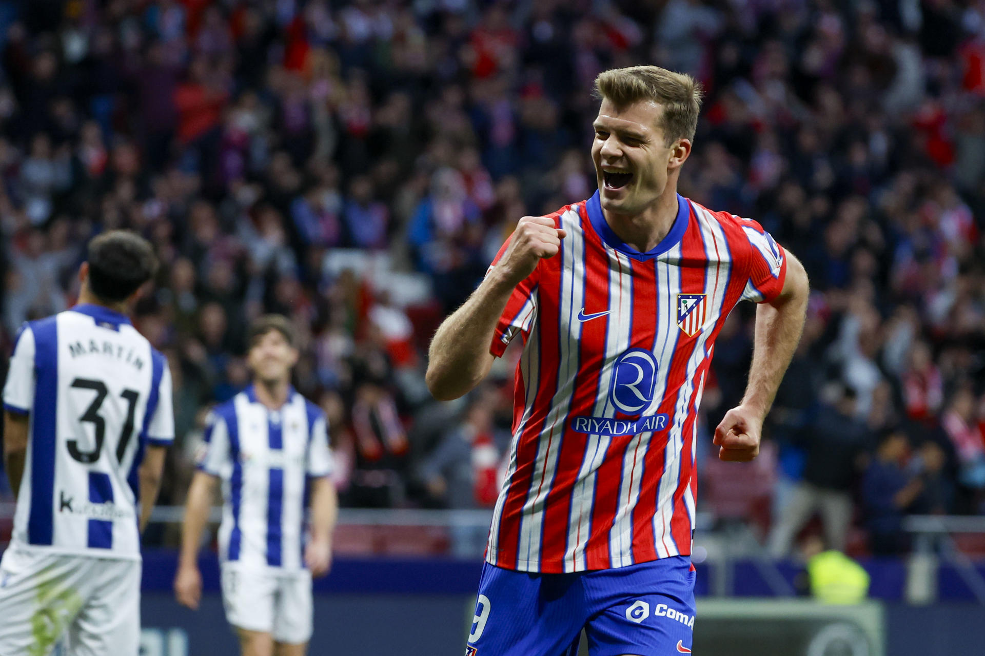 El delantero del Atlético de Madrid Alexander Sørloth celebra uno de sus tres goles contra la Real Sociedad, durante el encuentro correspondiente a la jornada 35 de Laliga EA Sports que disputan hoy sábado Atlético de Madrid y Real Sociedad en el Riyadh Air Metropolitano en Madrid. EFE / Juanjo Martín.