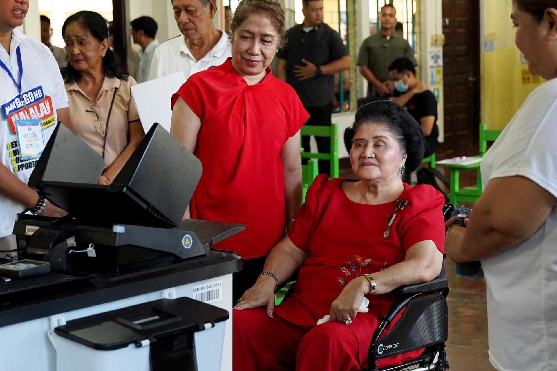 La ex primera dama de Filipinas, Imelda Marcos, vota en una escuela utilizada como centro de votación en la ciudad de Batac, provincia de Ilocos Norte, Filipinas, 12 de mayo de 2025. Los filipinos acudieron en masa a los centros de votación para emitir sus votos en las elecciones de mitad de período nacionales y locales del 12 de mayo, con aproximadamente 18.000 cargos gubernamentales que se espera que sean cubiertos, desde senadores hasta funcionarios locales de la aldea. (Elecciones, Filipinas) EFE/EPA/BERNIE SIPIN DELA CRUZ