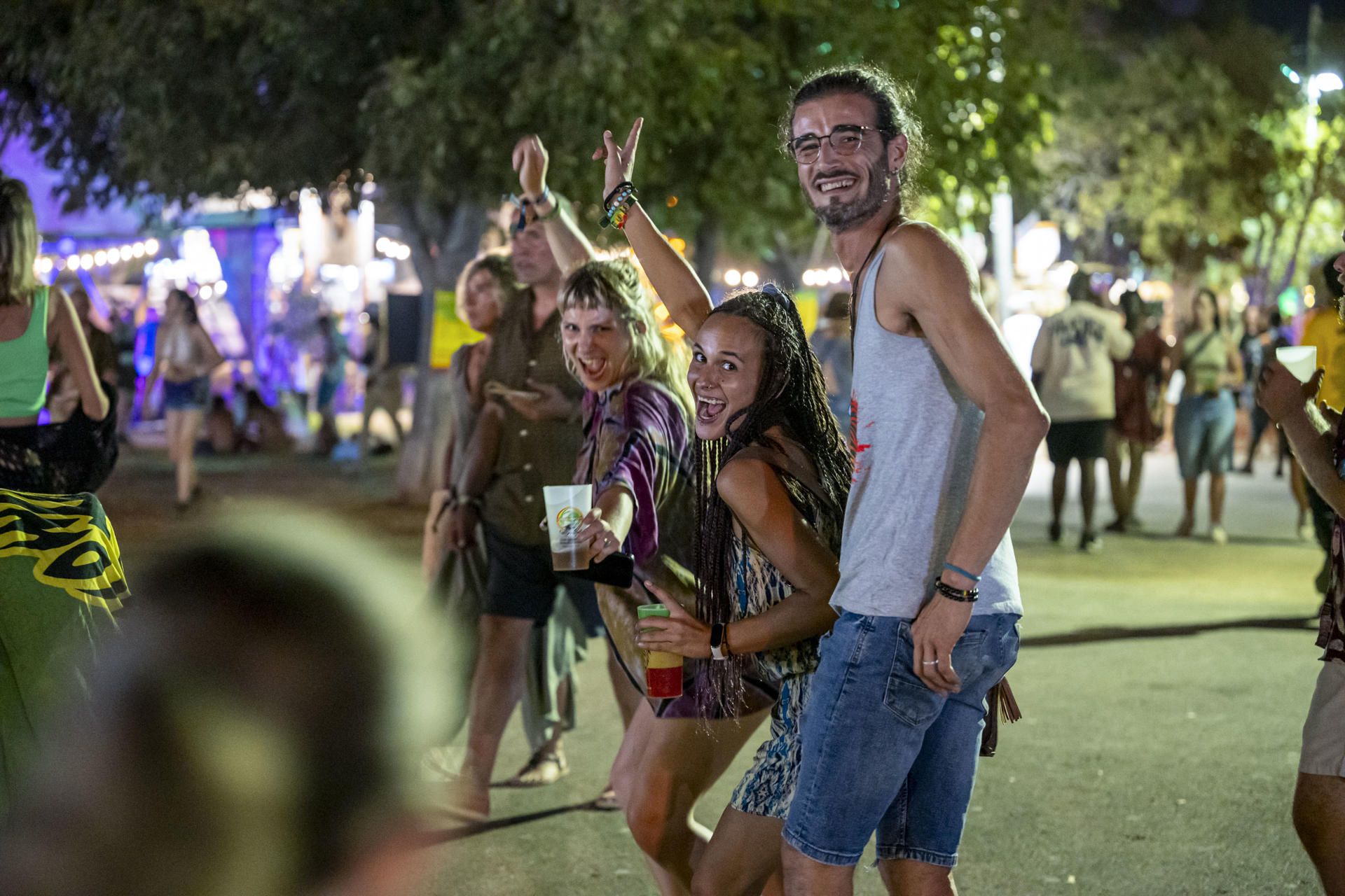 Música, debates, arte, gastronomía internacional y una amplia agenda extramusical constituyen los pilares del festival reggae Rototom Sunsplash que un verano más transforma el municipio mediterráneo de Benicàssim (Castellón) en una experiencia cultural y social que lo convierte en un evento único y comprometido, enraizado en la ecología y la multiculturalidad. En la imagen varios asistentes l festival en la edición del año pasado. EFE/Luca A D'agostino/ROTOTOM ----CRÉDITO OBLIGATORIO, solo para ilustrar la información que acompaña----