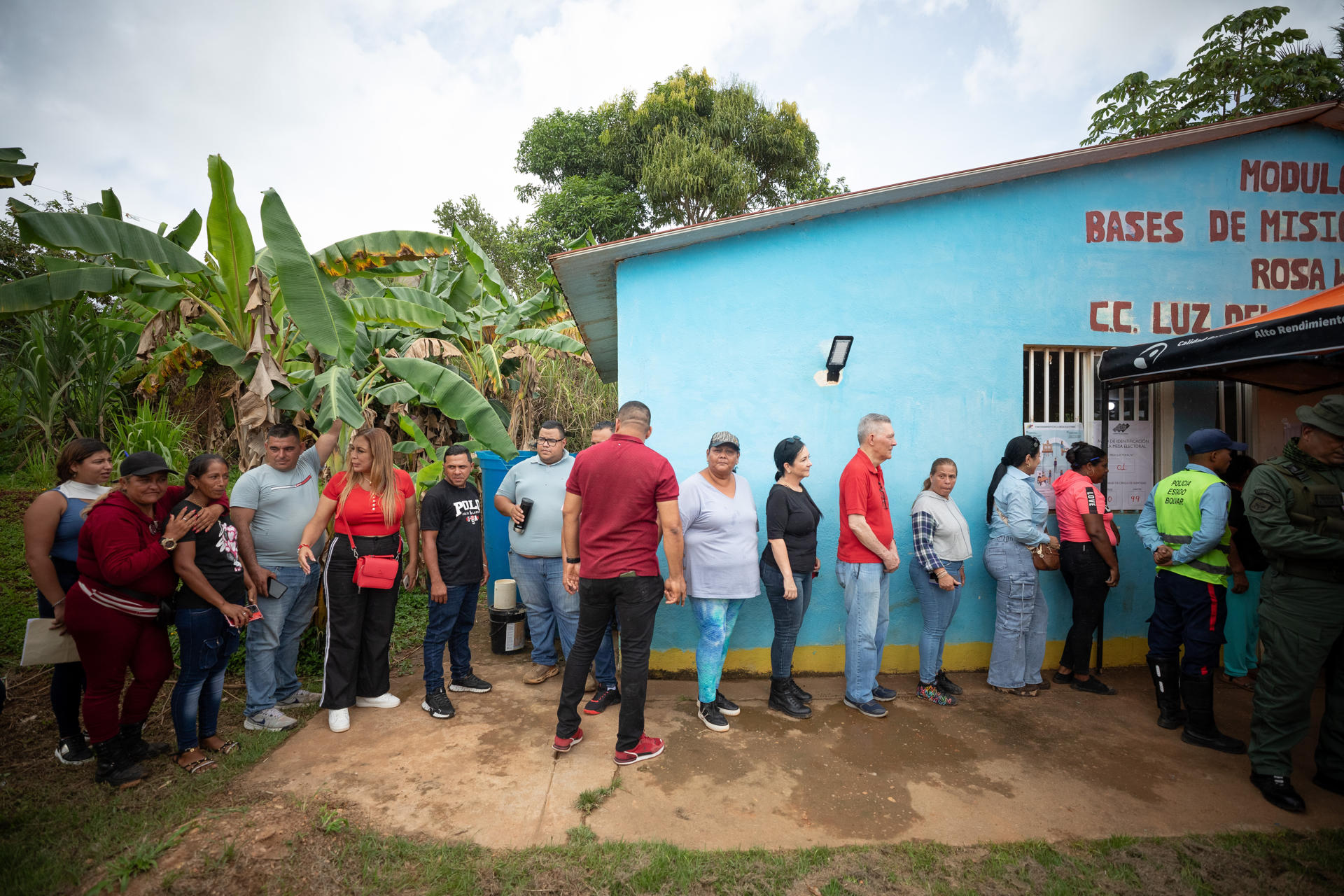 Personas esperan en un centro de votación para elegir el gobernador del nuevo estado Guayana Esequiba y sus autoridades este domingo, en la base de misiones socialista Rosa Word, en Dalla Costa, municipio Sifontes del estado Bolívar (Venezuela). EFE/ Rayner Peña R