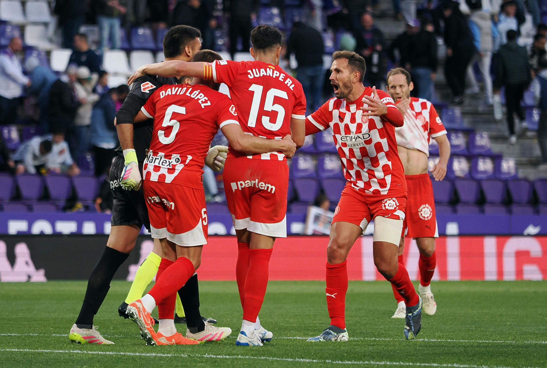 El delantero del Girona Cristhian Stuani (2d) celebra su gol con compañeros durante el partido de la jornada 36 de LaLiga entre el Real Valladolid y el Girona FC, en el estadio José Zorrilla. EFE/R. GARCIA.