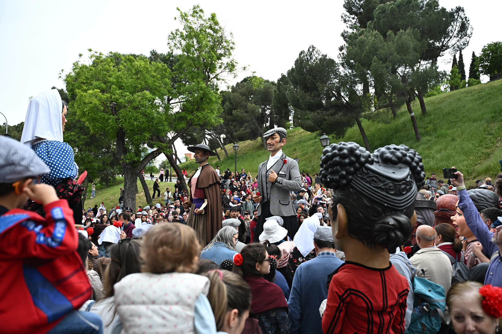 Gigantes y cabezudos en la Padrera de San Isidro durante las fiestas de Madrid, este jueves. EFE/ Fernando Villar