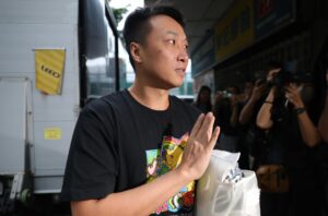 El activista político y defensor de los derechos LGBTQ Jimmy Sham llega a su domicilio tras ser liberado de prisión en Hong Kong, el 30 de mayo de 2025. EFE/EPA/MAY JAMES