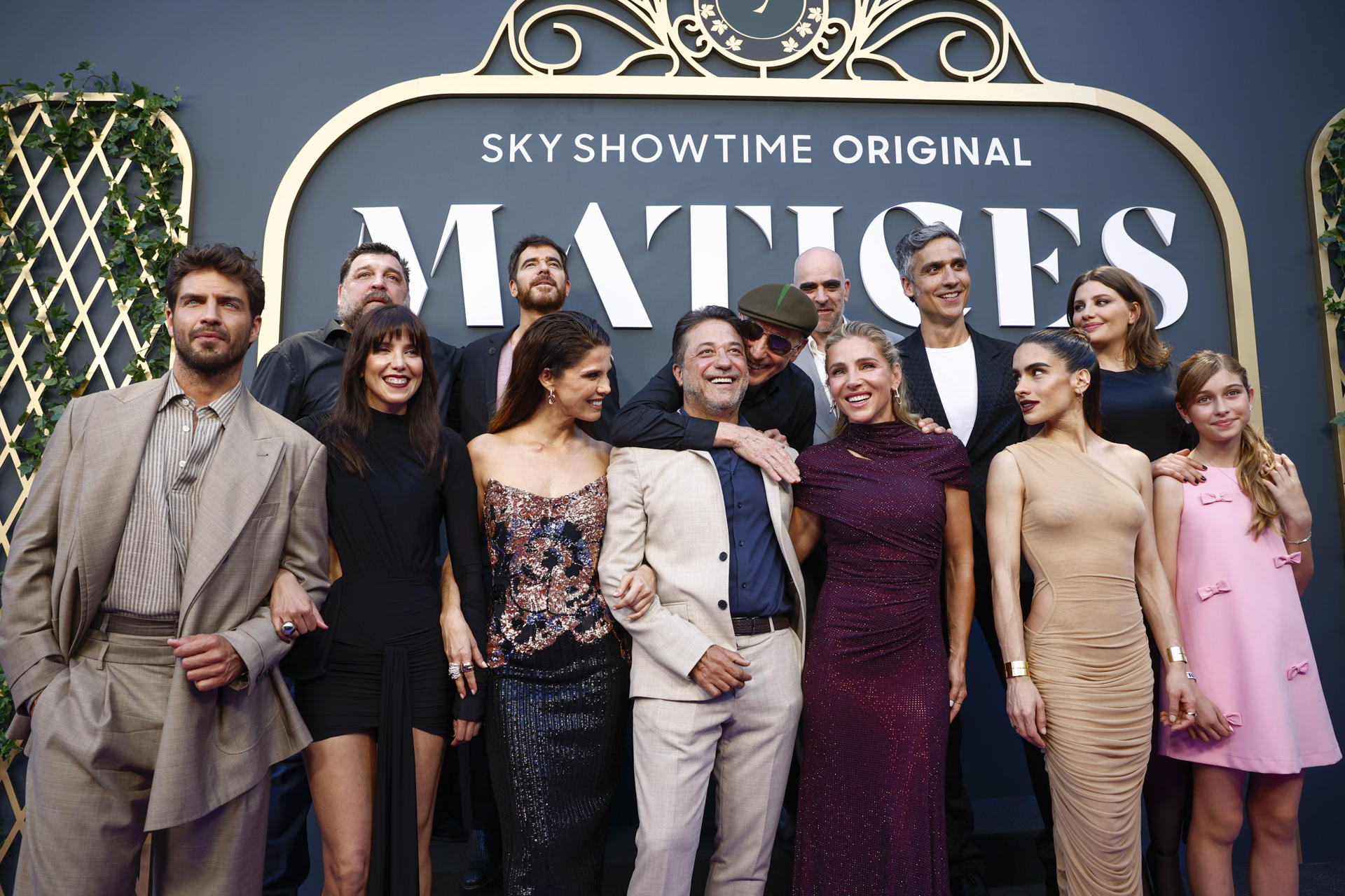 El equipo de la serie ´Matices´ posan para los medios su llegada al estreno en Madrid. EFE / Daniel González.