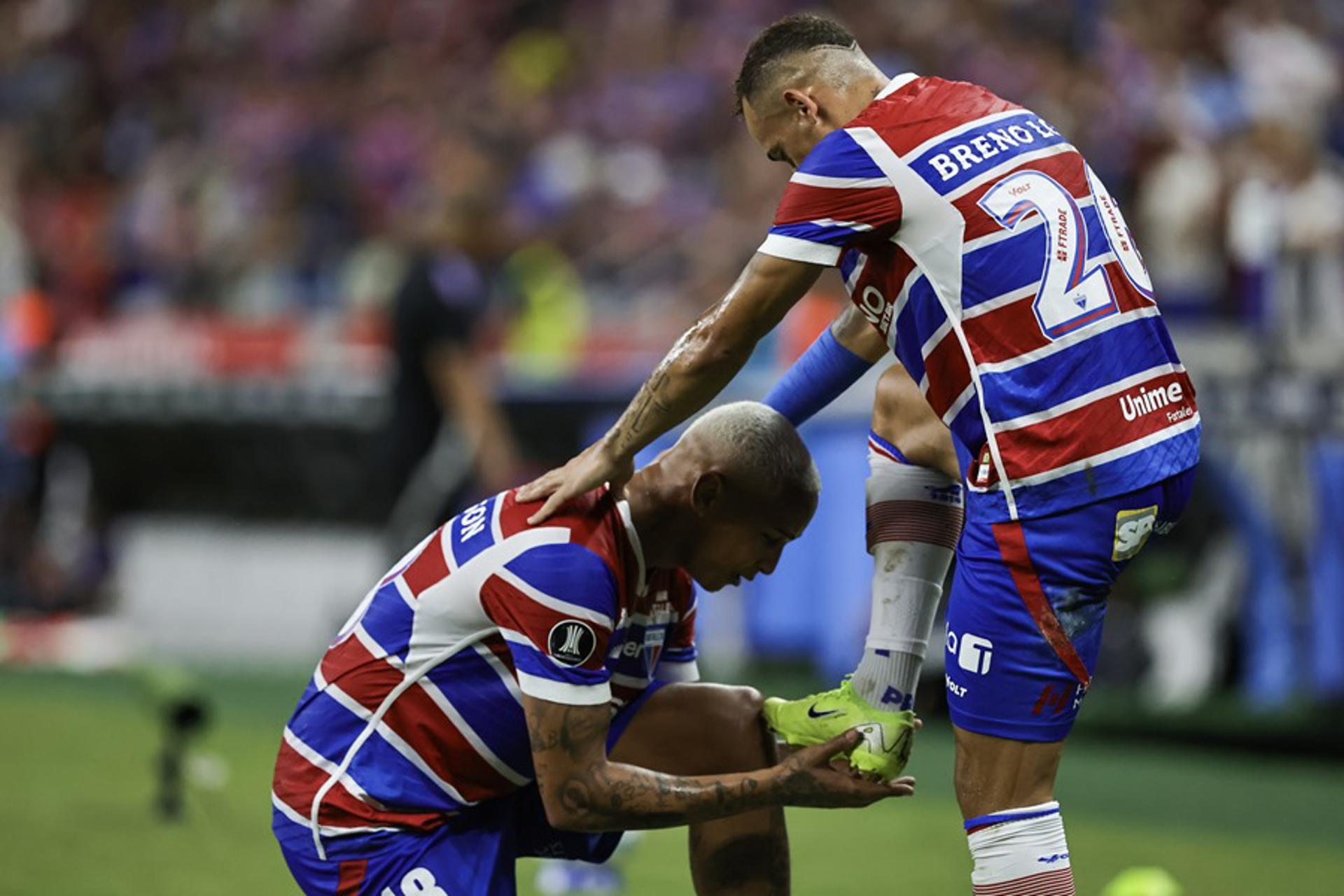 Deyverson (i) y Breno Lopes de Fortaleza celebran un gol en un partido de la fase de grupos de la Copa Libertadores. EFE/ Jarbas Oliveira