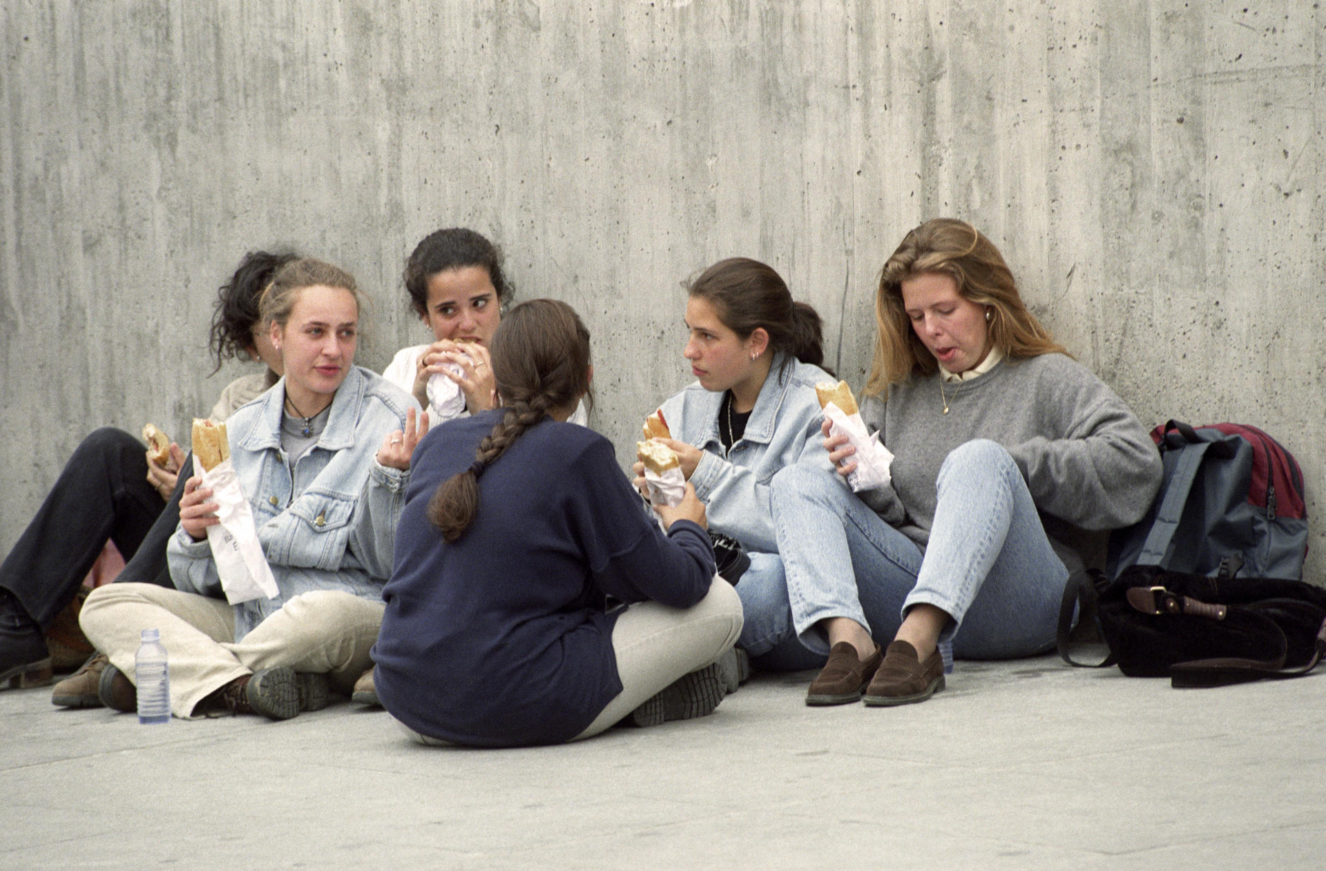Menos cafeína y azúcar y más deporte y frutos secos para alimentar la memoria son algunos consejos que expertos y educadores recomiendan a los miles de jóvenes que estos días preparan la nueva prueba de acceso a la universidad (PAU). EFE/Toni Garriga