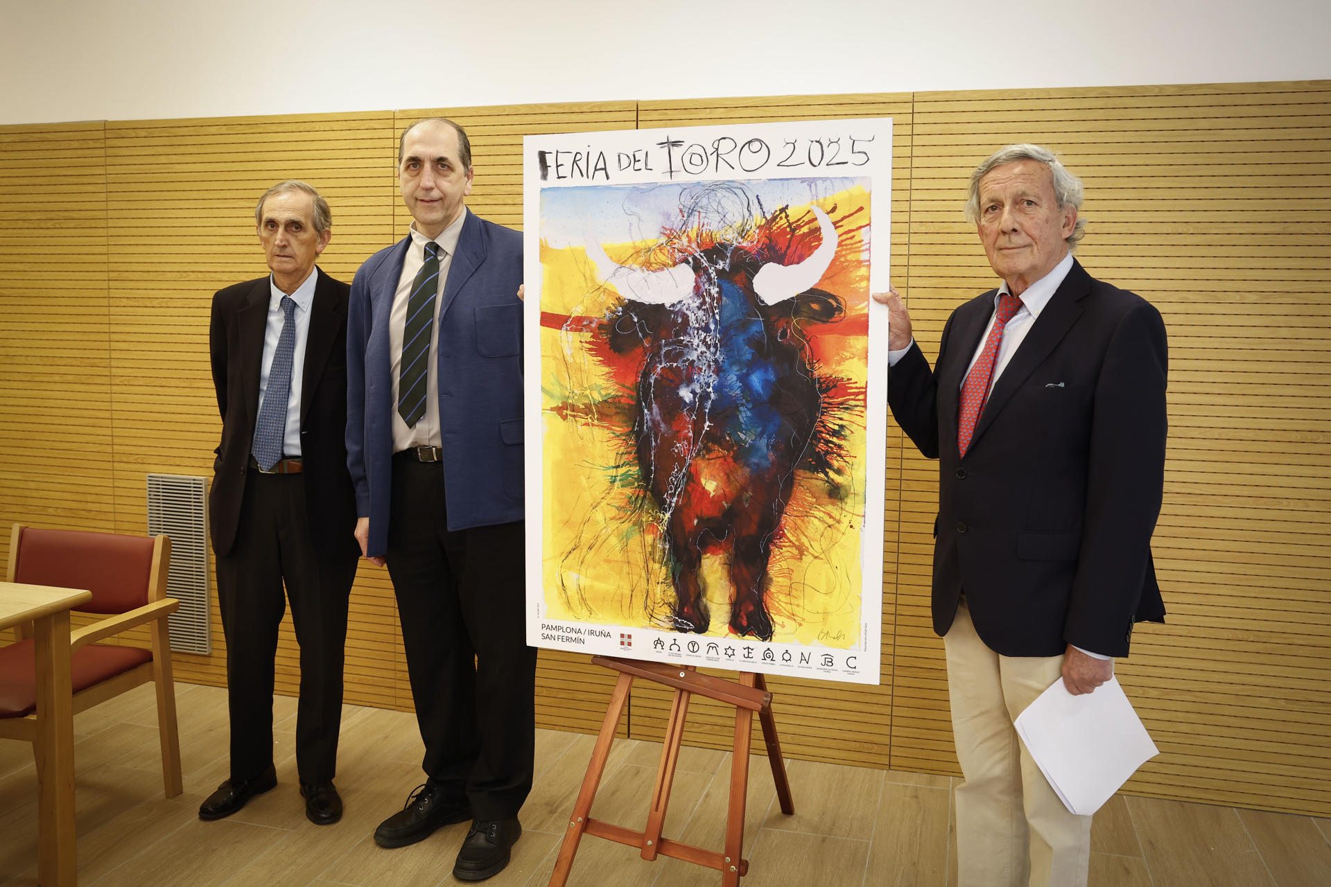 El presidente de la Comisión Taurina de la Casa de Misericordia, José María Marco (d), ha desvelado este martes el cartel de los matadores para estos Sanfermines en el que Roca Rey será un año más el protagonista de la Feria del Toro de Pamplona en la que contará con dos tardes, la más destacada, junto con Morante de la Puebla el día 9. EFE/ Villar López