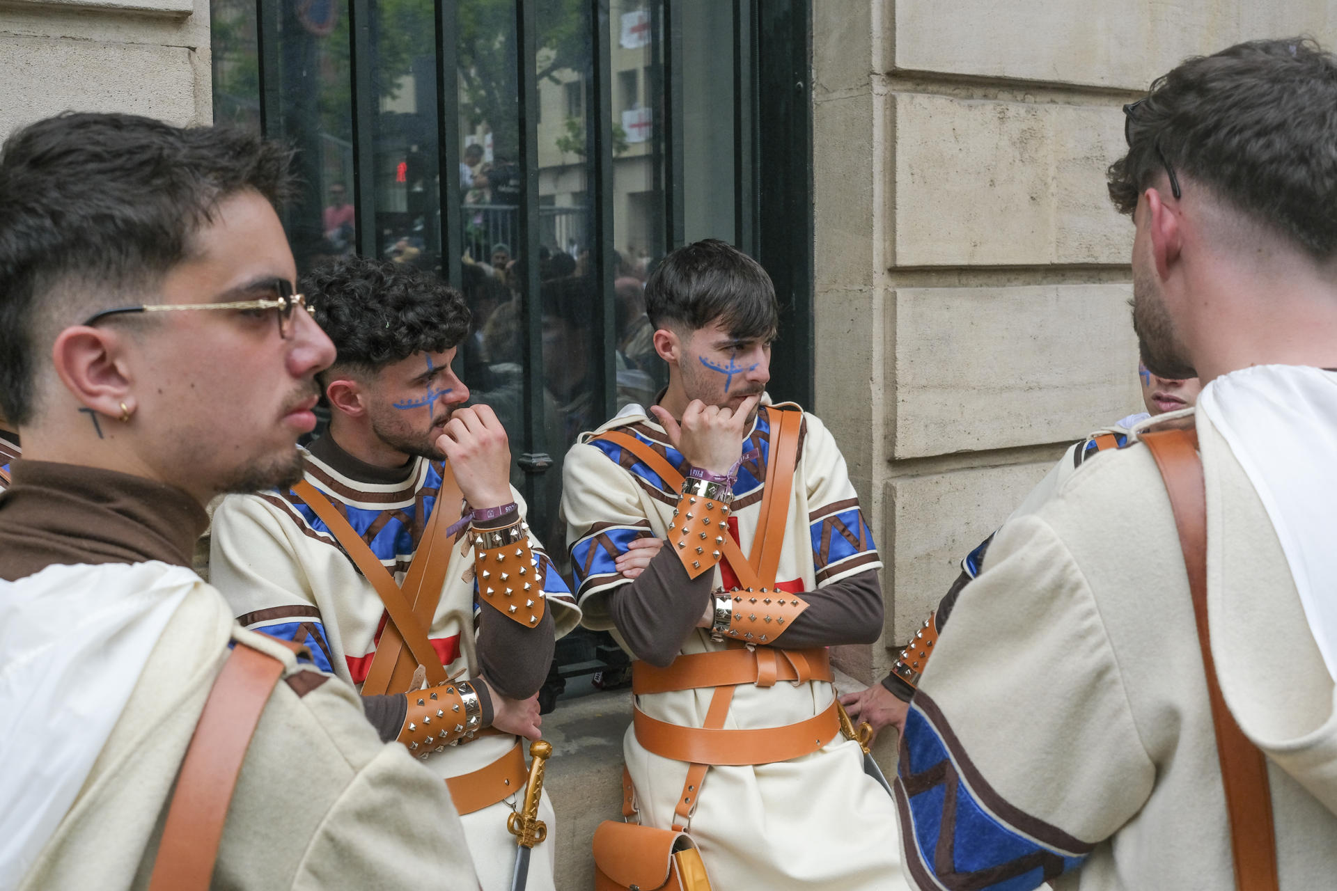 Participantes de la fiesta de Moros y Cristianos este sábado, en el centro de Alcoy (Alicante) durante el Día de las Entradas. EFE / Pablo Miranzo