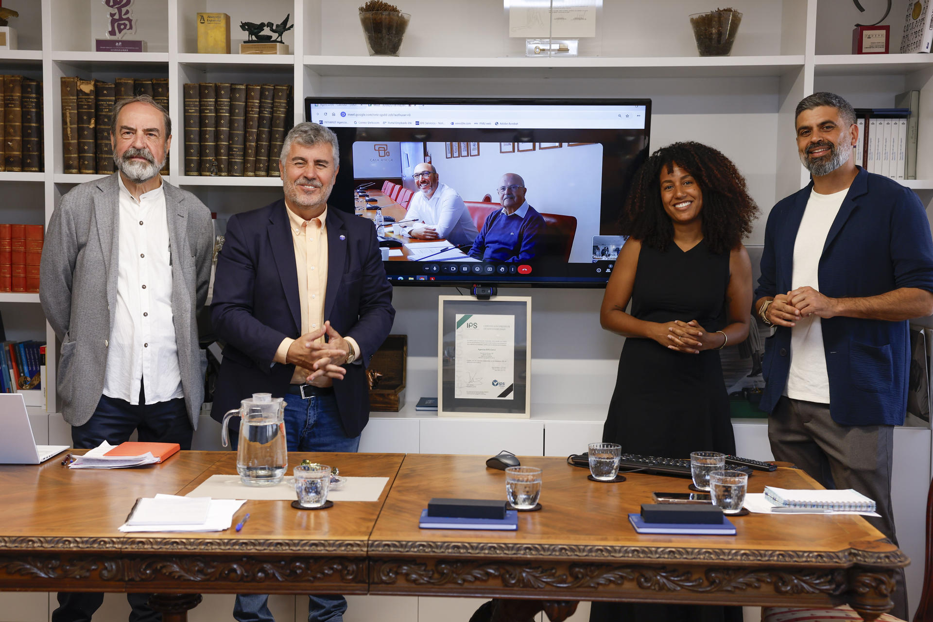 MADRID, 25/05/2025.- El presidente de la Agencia EFE, Miguel Angel Oliver (2i), entre los miembros del jurado del VII Premio Saliou Traoré de Periodismo en español sobre África, concedido anualmente por Casa África y la Agencia EFE. El equipo de Planeta Futuro del diario El País ha sido el ganador del VII Premio Saliou Traoré de Periodismo en español sobre África por su trabajo 'Viaje a los orígenes africanos de los objetos robados' publicado el 1 de marzo de 2024. EFE/
